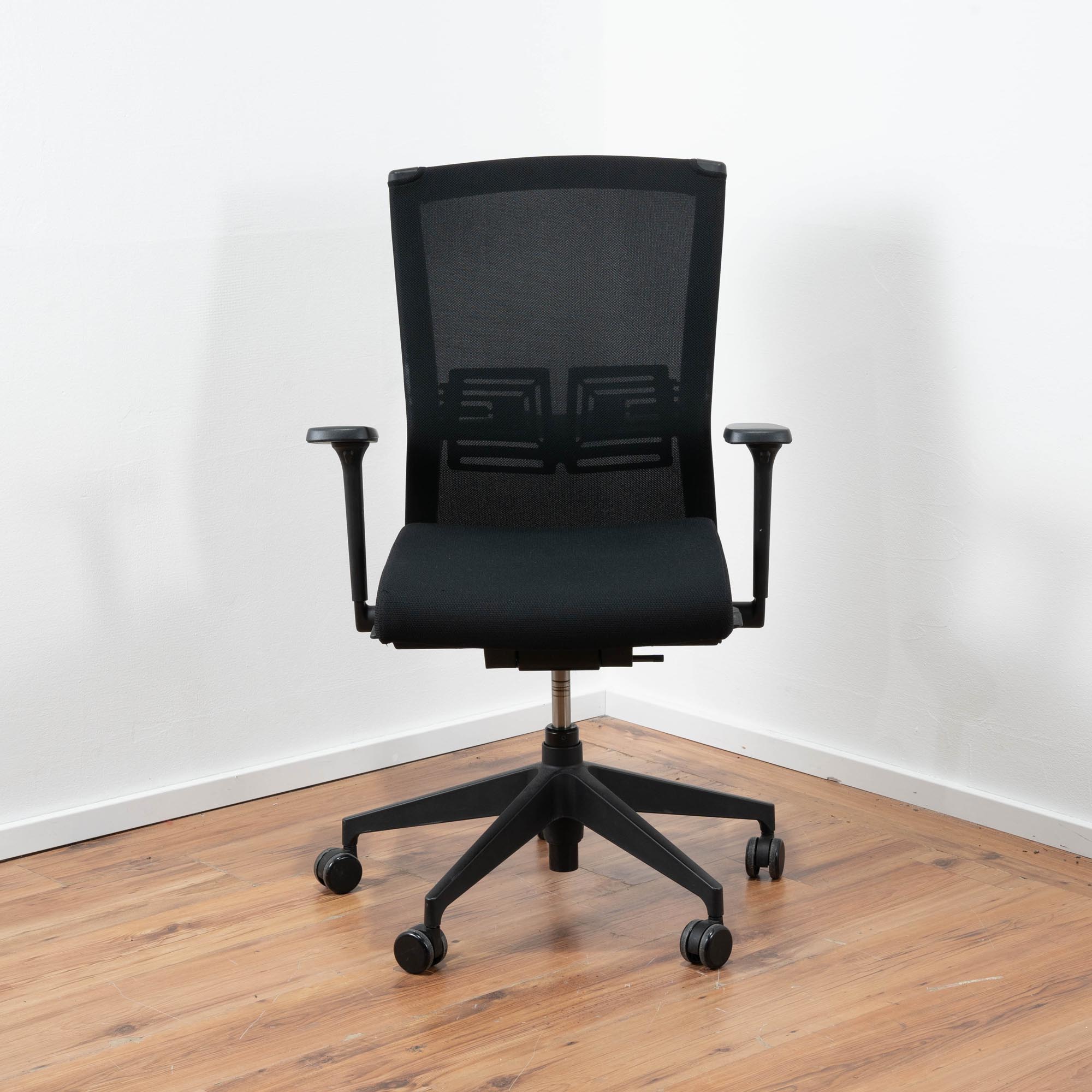 Haworth Bürodrehstuhl Polster schwarz - Netz-Rückenlehne schwarz - Lordosen Stütze - 3D-Armlehnen - Gestell schwarz