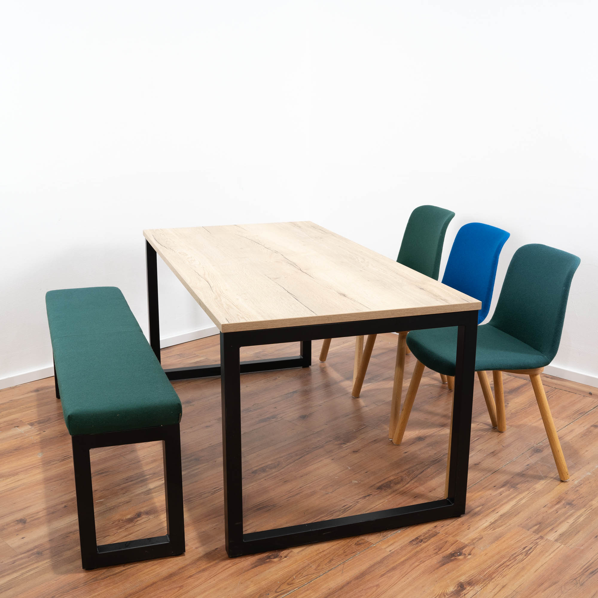 Febrü Sitzgruppe - bestehend aus 1x Tisch, 3x Stühle und 1x Sitzbank 