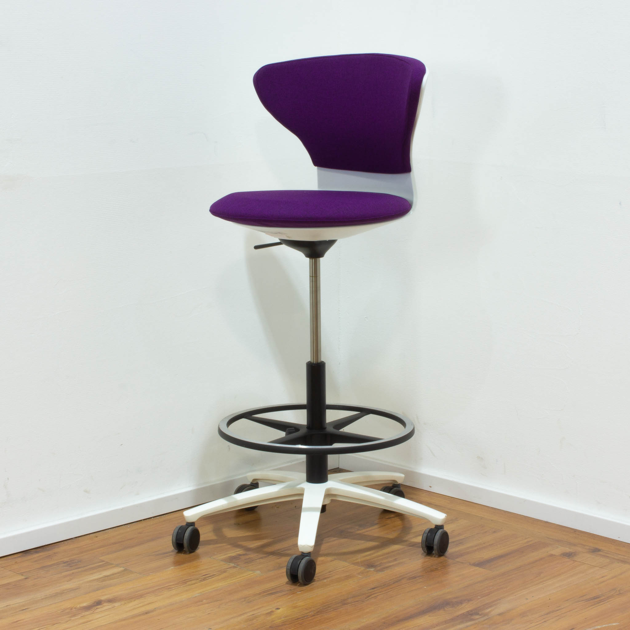 Sedus "Turn Around" High Desk Chair - violett