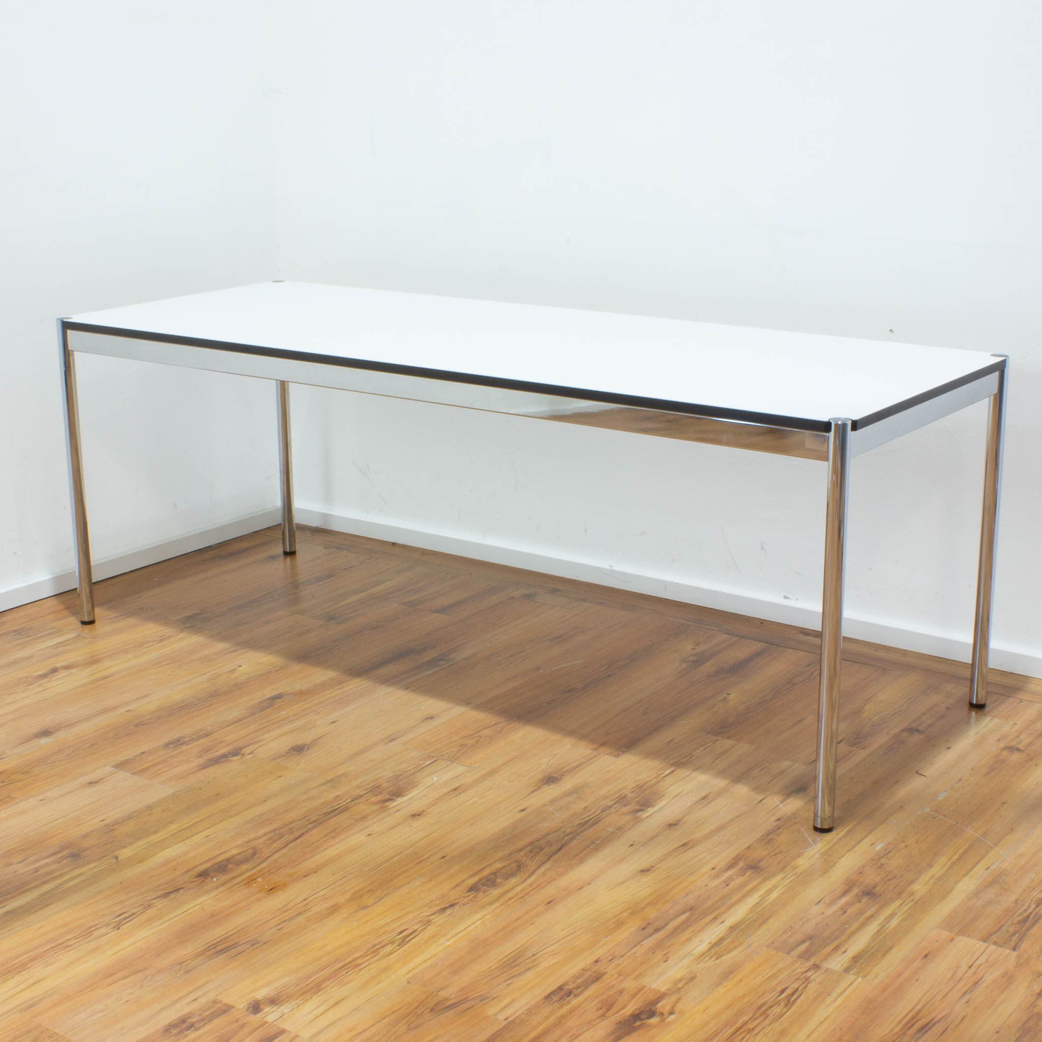USM Haller Schreibtisch Plus 200 x 75 cm - Tischplatte weiß - Gestell 4-Fuß chrom