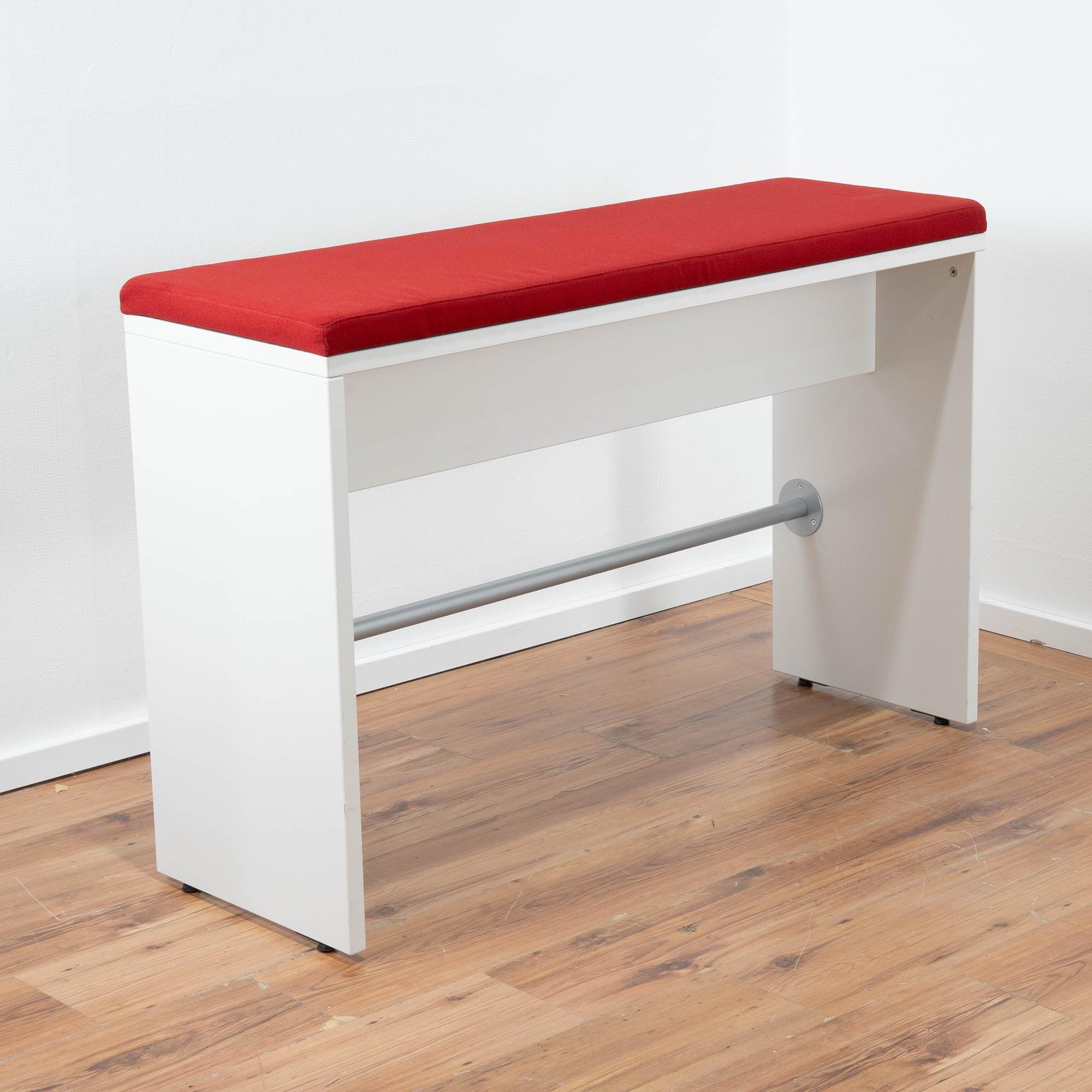 König & Neurath Sitzbank Gestell weiß - Metallstrebe - Sitzpolster Stoff rot - Maße: 120 x 80 x 40 cm