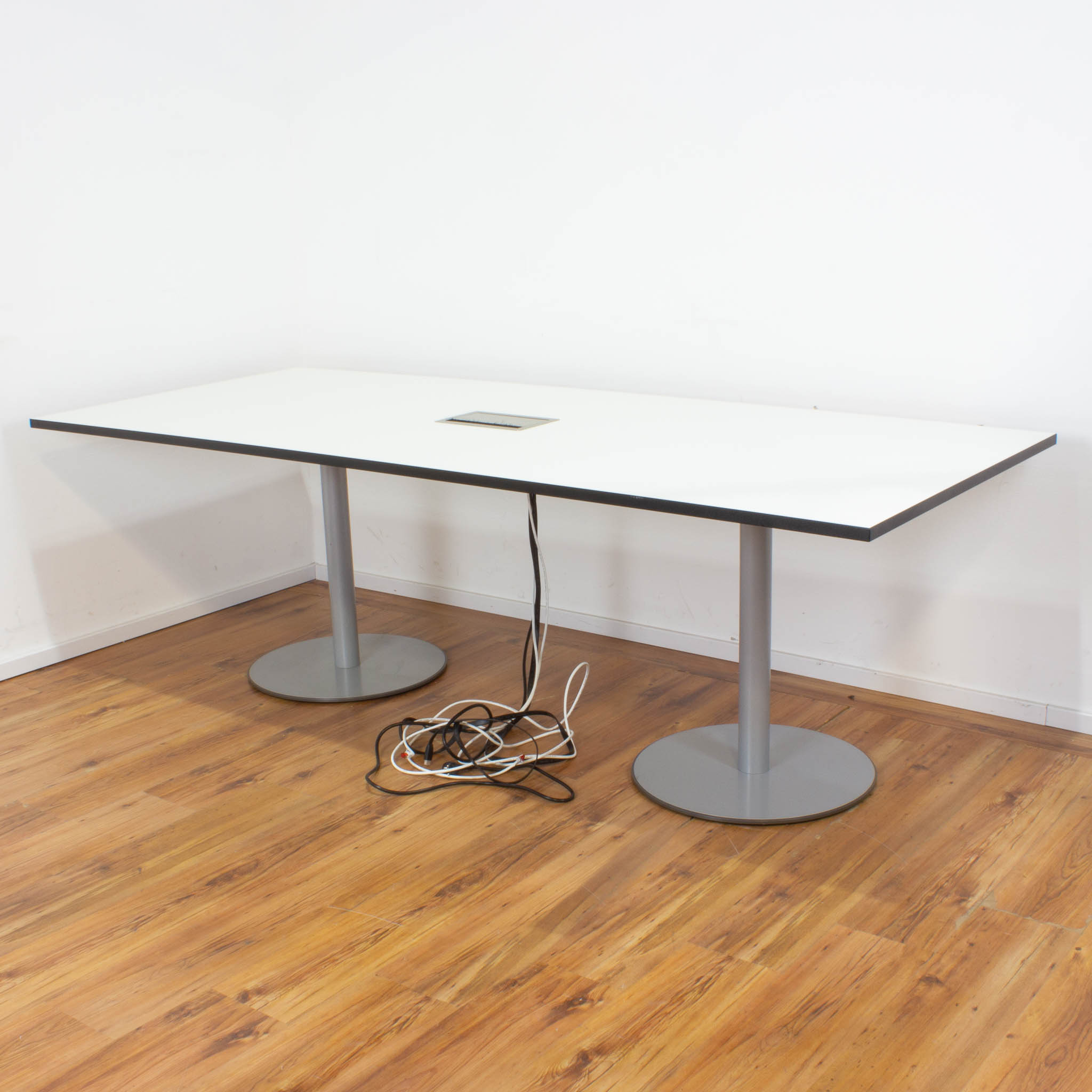 Konferenztisch mit Netzwerkport - 240 x 100 cm - weiß