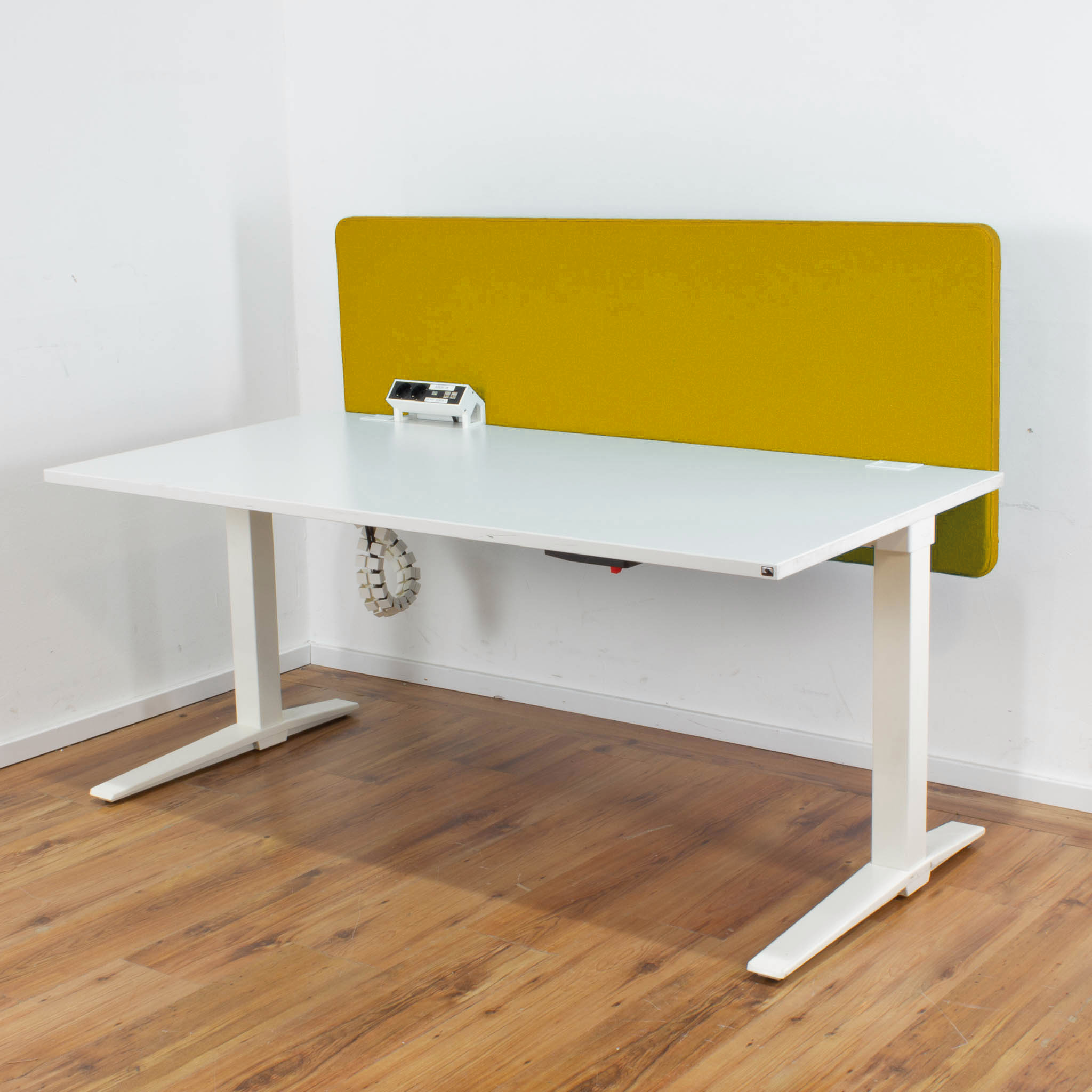 König & Neurath Schreibtisch weiß mit Akustik-Trennwand (Farbwahl) -  manuell höhenverstellbar 160 x 80 cm