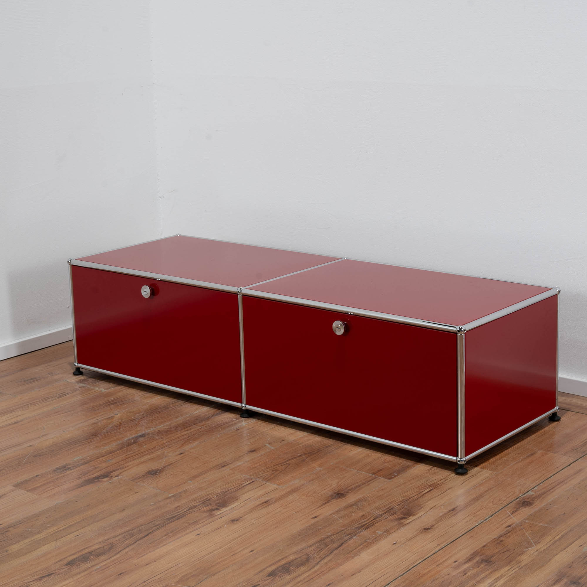USM Haller Sideboard rot - 2 Klappen - Maße: 152 x 40 x 50 cm 