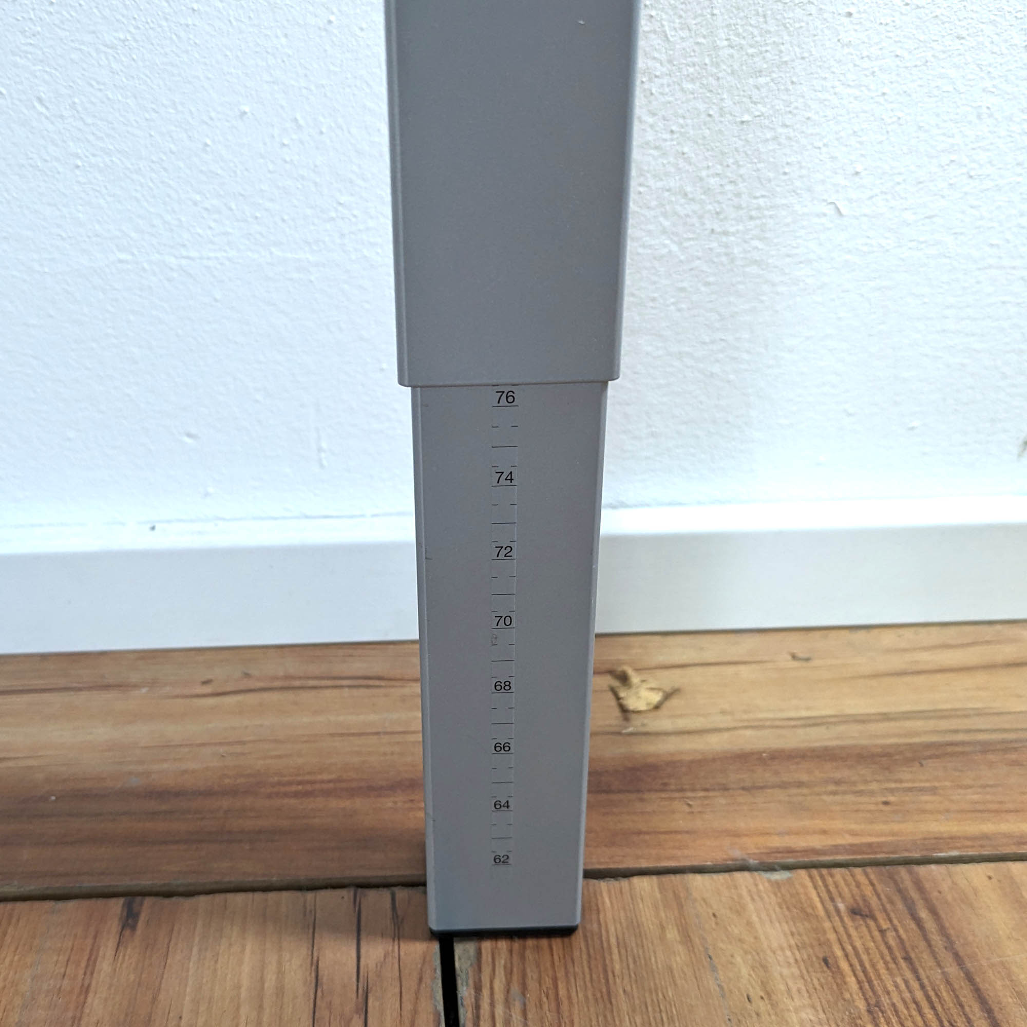 Schreibtisch weiß - Gestell grau 200 x 80 cm - Kabelauslass - Kabelwanne