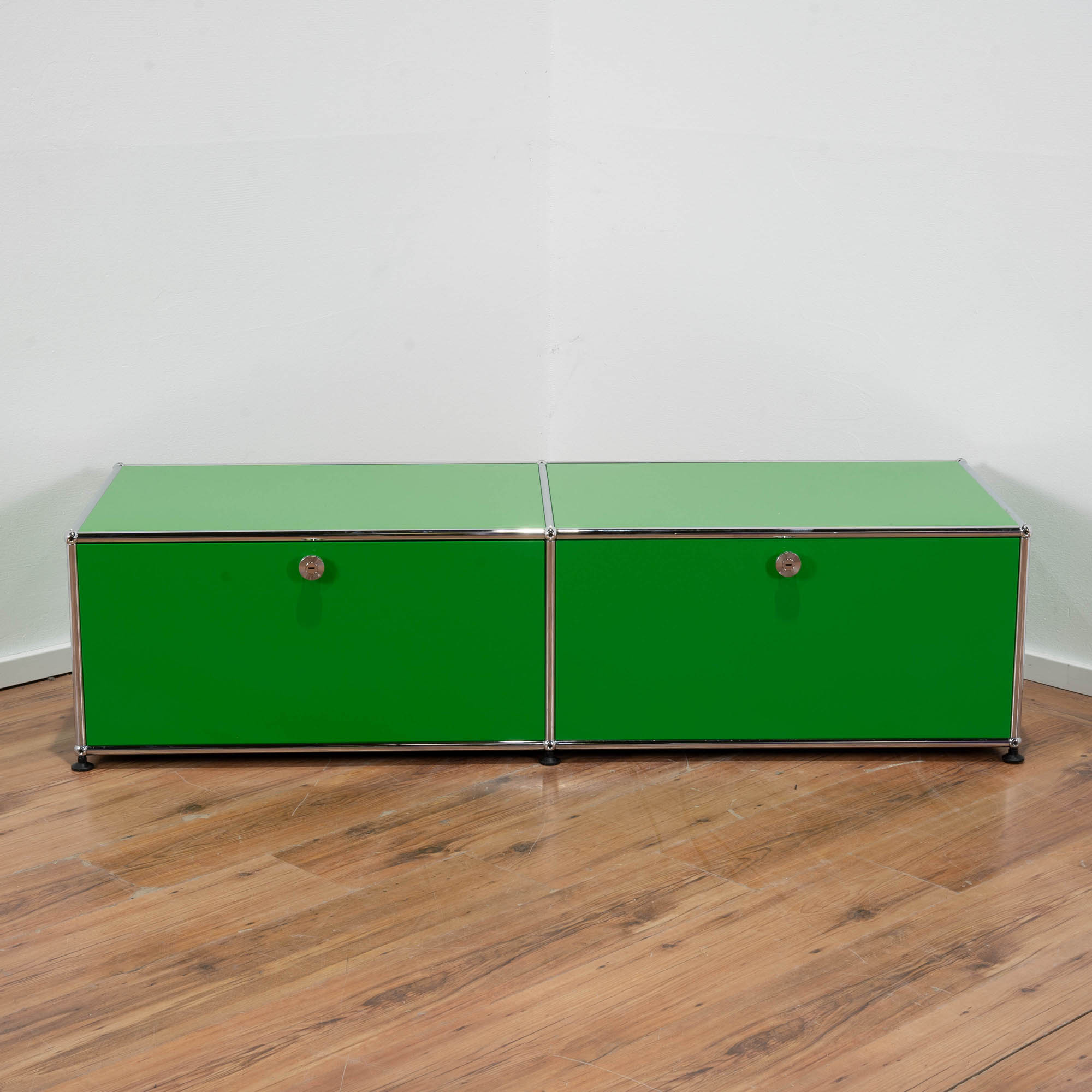 USM Haller Sideboard grün - 2 Klappen - Maße: 152 x 40 x 50 cm