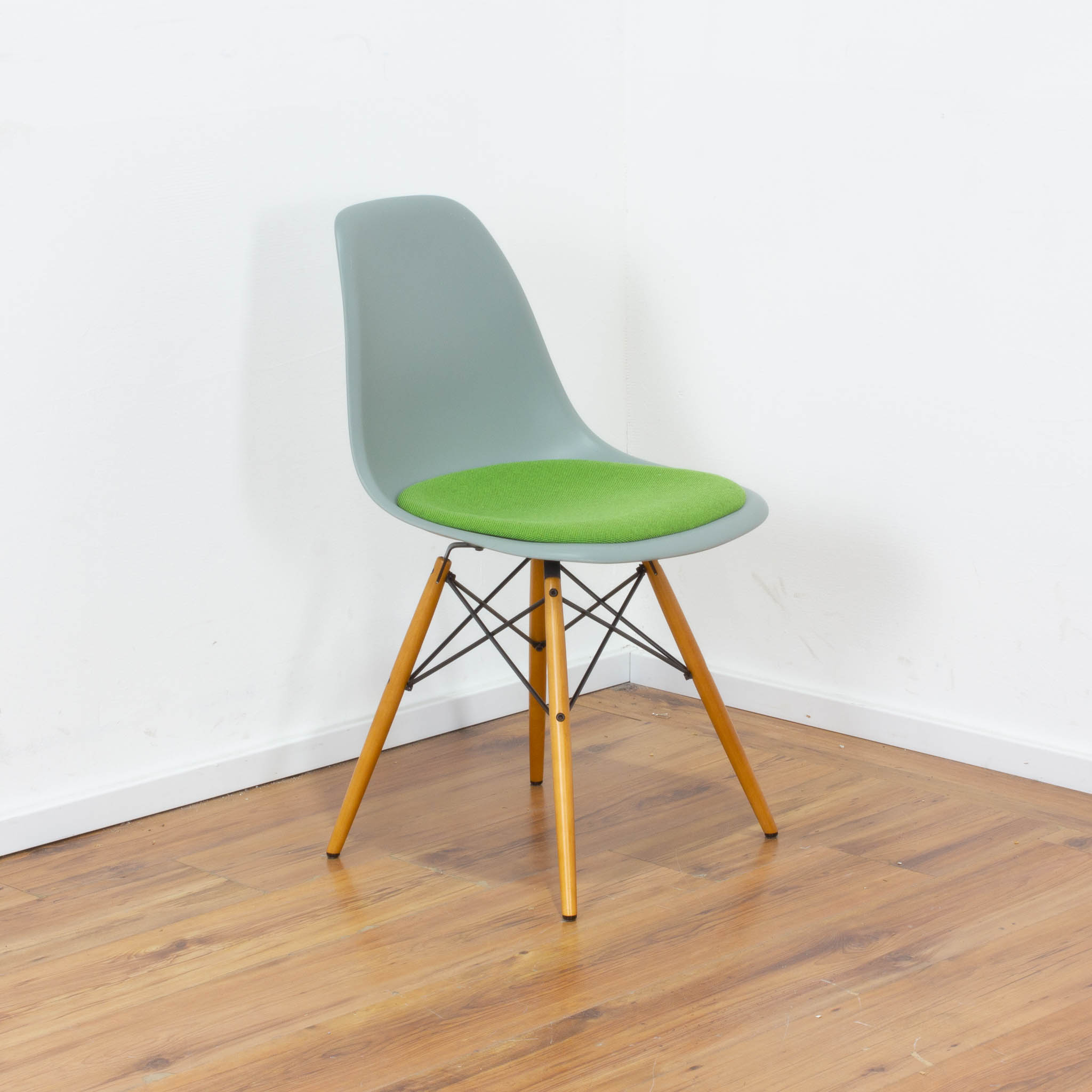 Vitra Eames Plastic Chair Besucherstuhl - grün