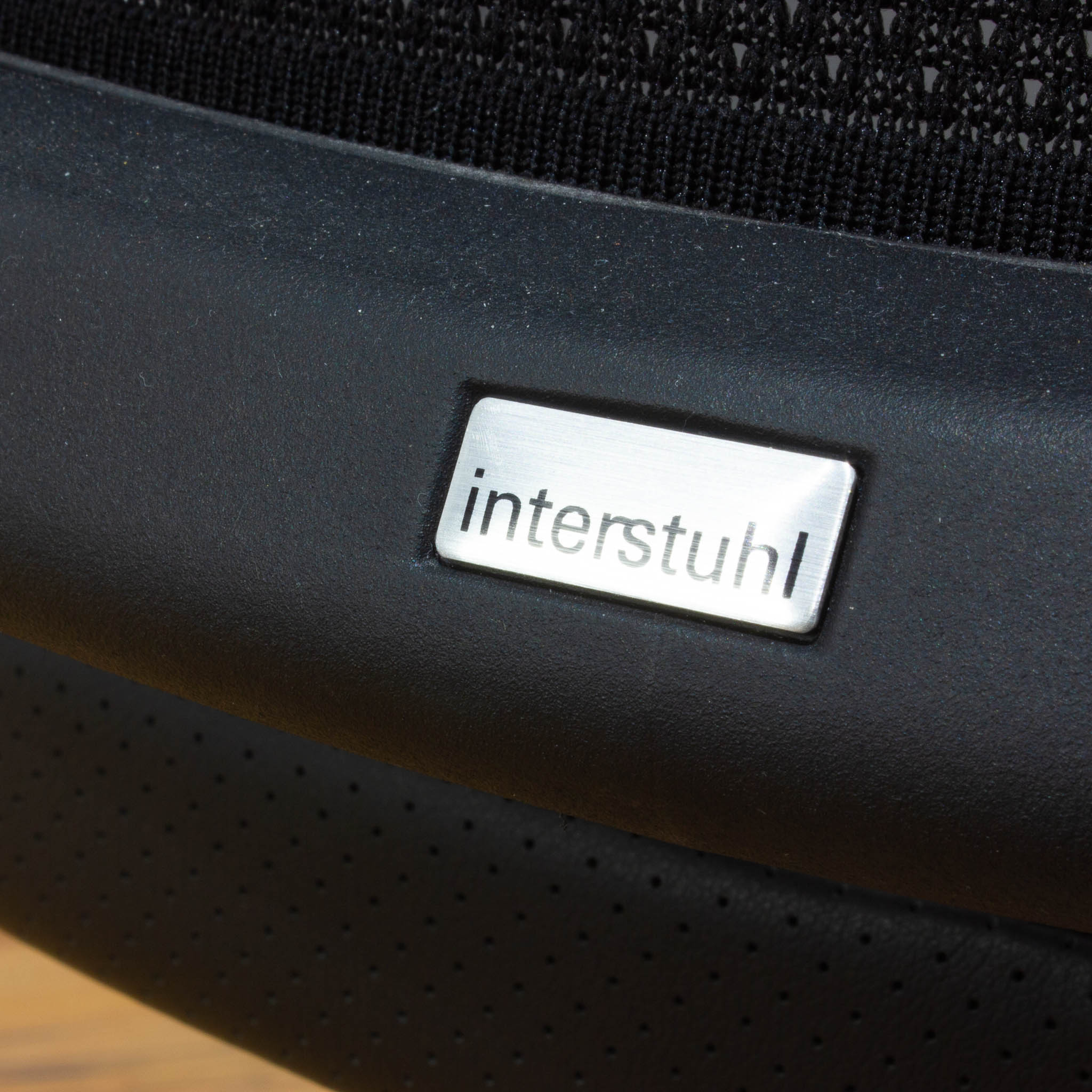Interstuhl Konferenzstuhl - Rücken Netzteil schwarz - Sitz Leder schwarz - stapelbar