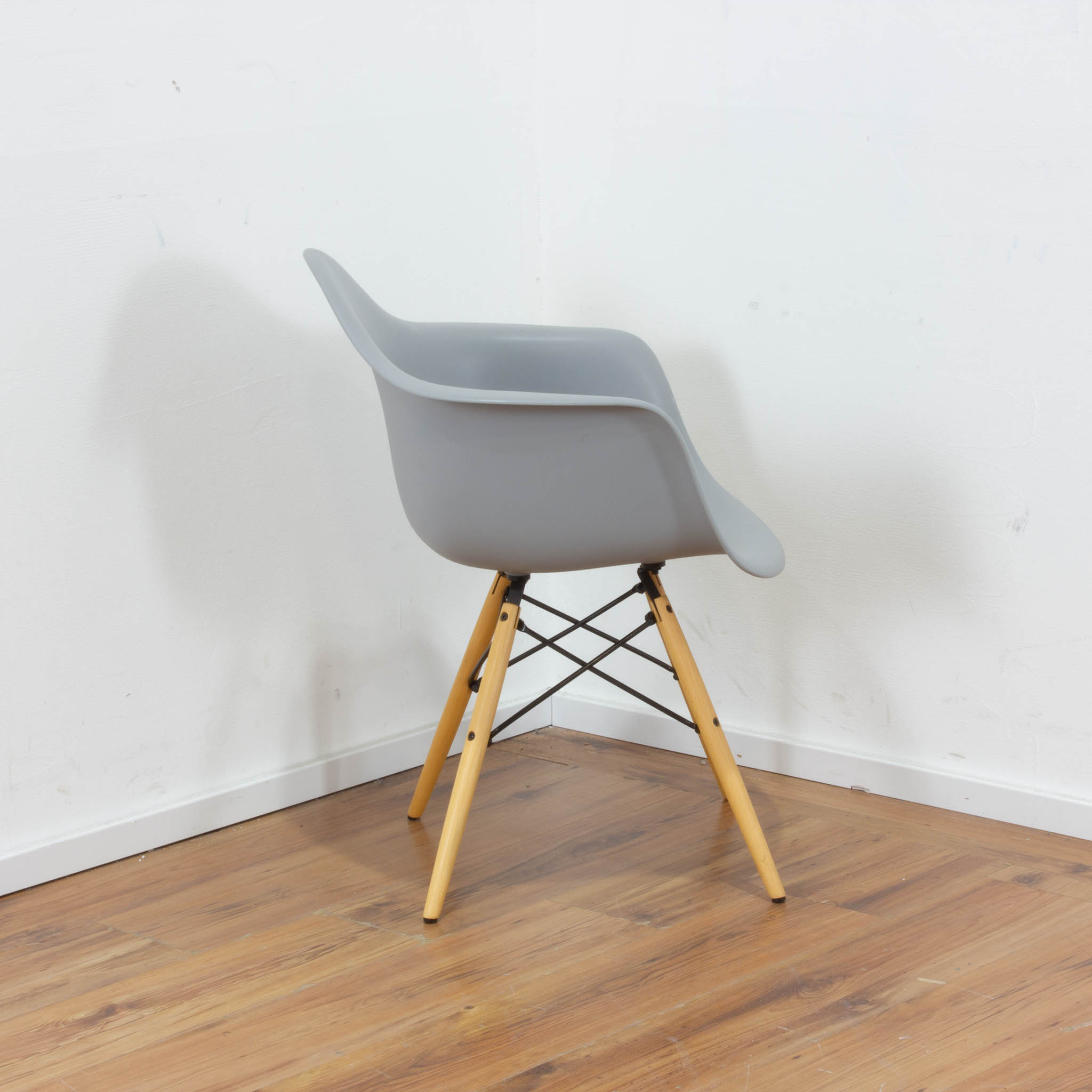 Schalensitz Stuhl Kunststoff grau - mit Armlehnen - 4-Fußgestell Buche 