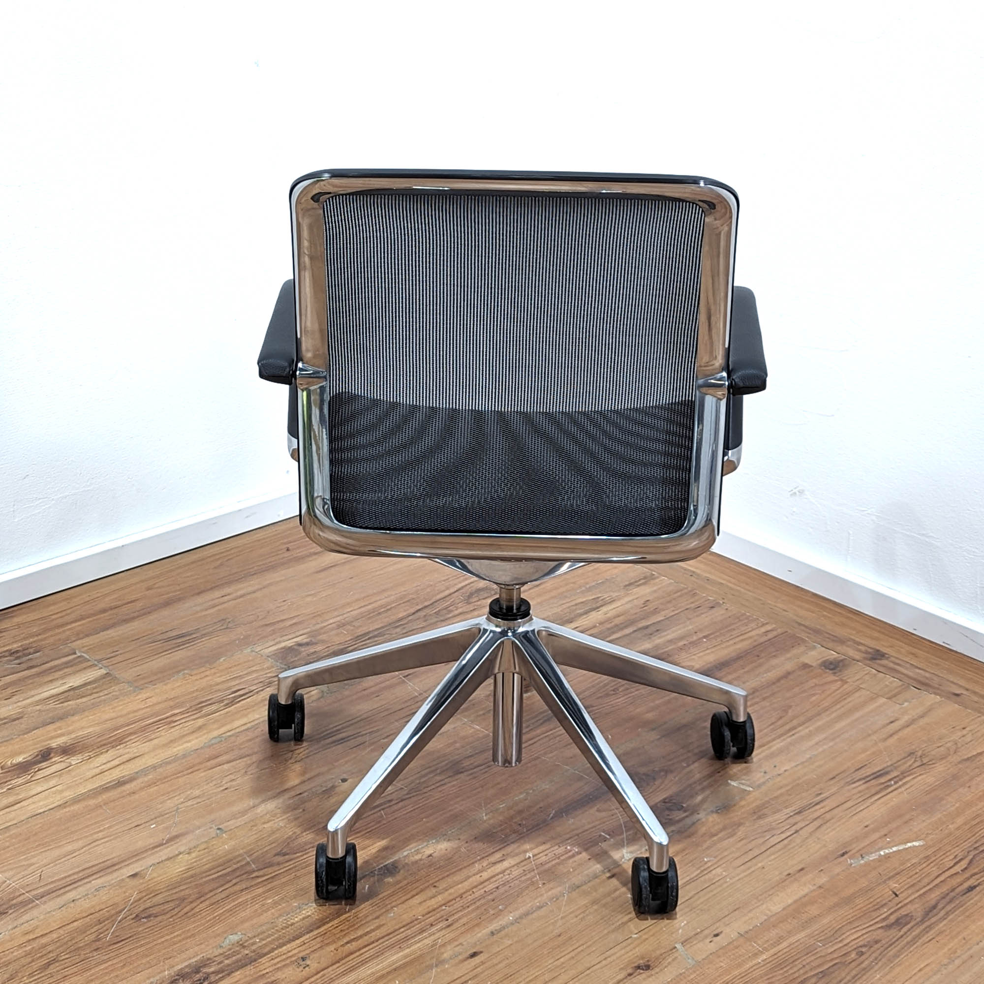 Bene Filo Chair - Konferenzstuhl schwarz mit Netzgewebe - Armlehnen schwarz - Chromgestell