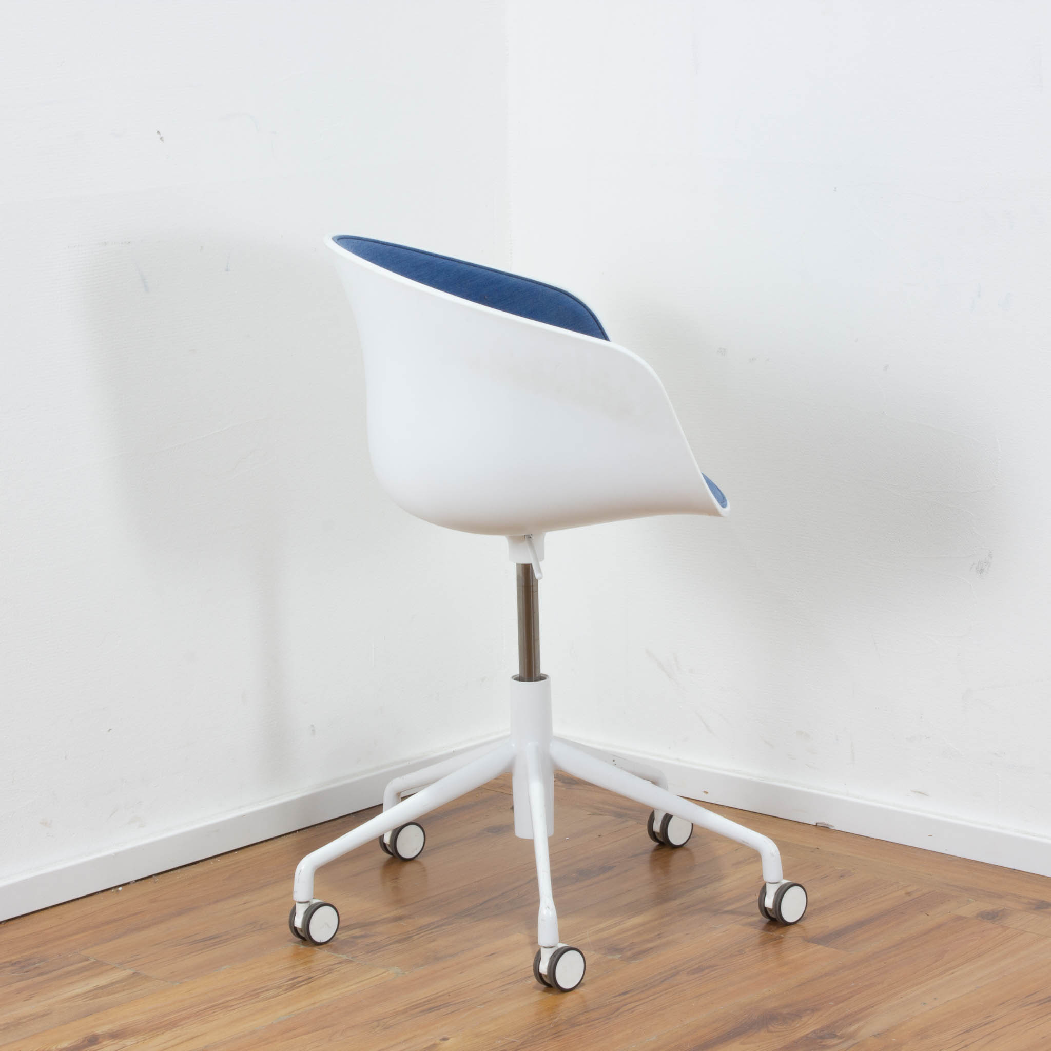 HAY "About a chair" Sessel weiß mit blauem Stoffpolster - auf Rollen