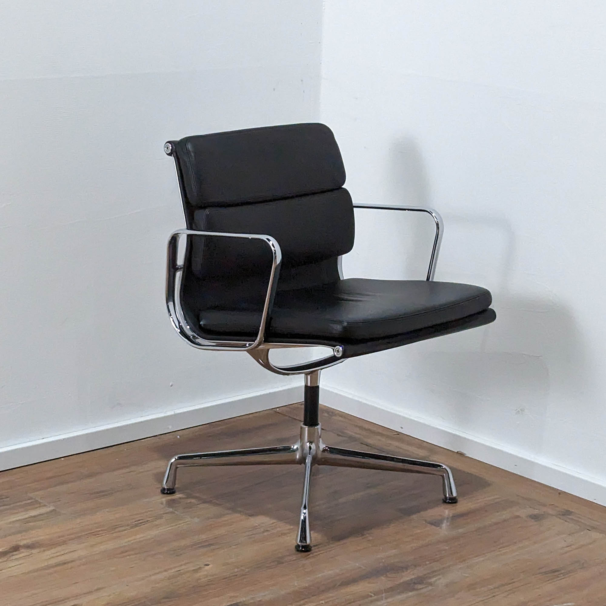 Vitra Soft Pad Chair EA208 - Konferenzstuhl - Leder schwarz