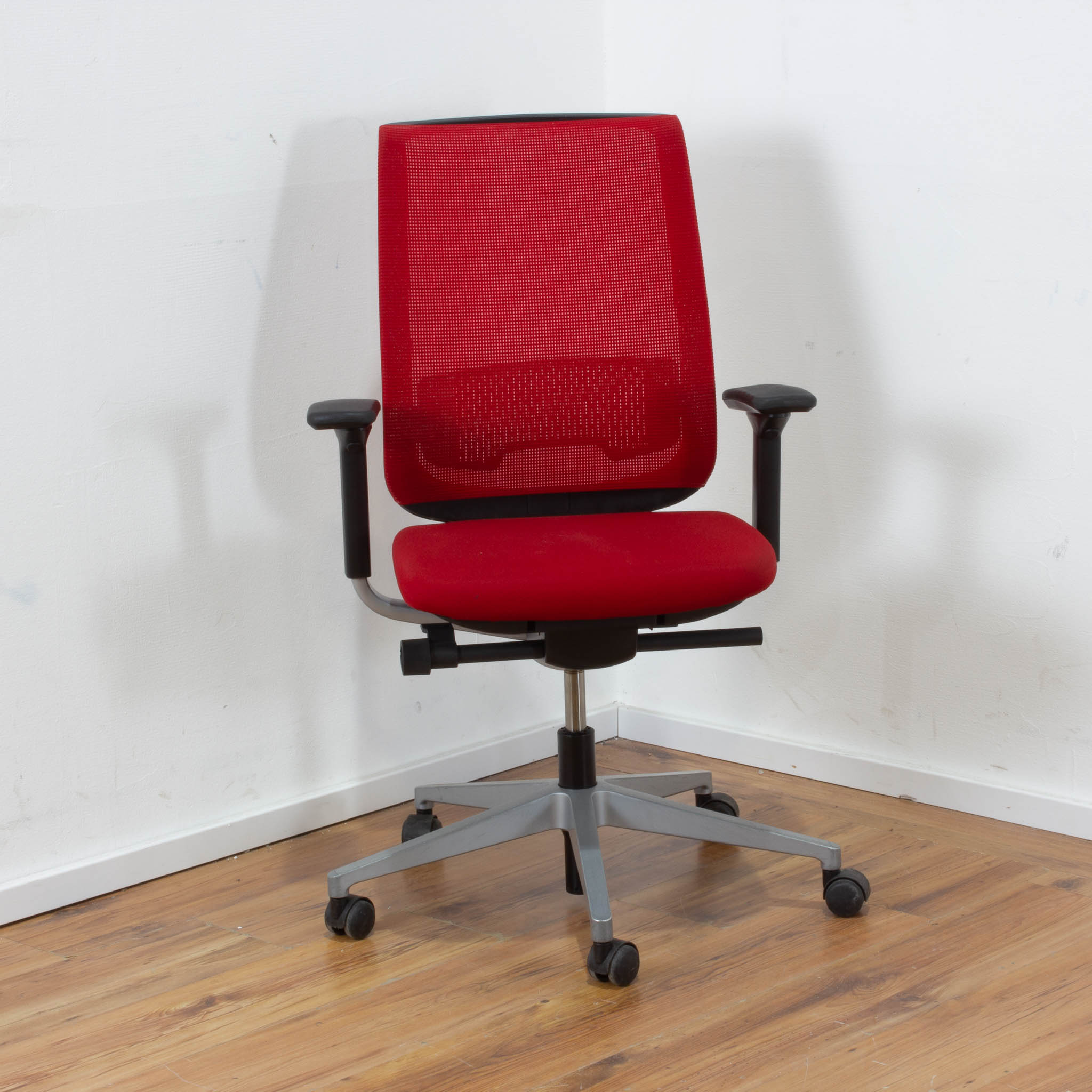 Steelcase Bürodrehstuhl rot mit Netz-Rückenlehne - 5-Sternfußgestell silber