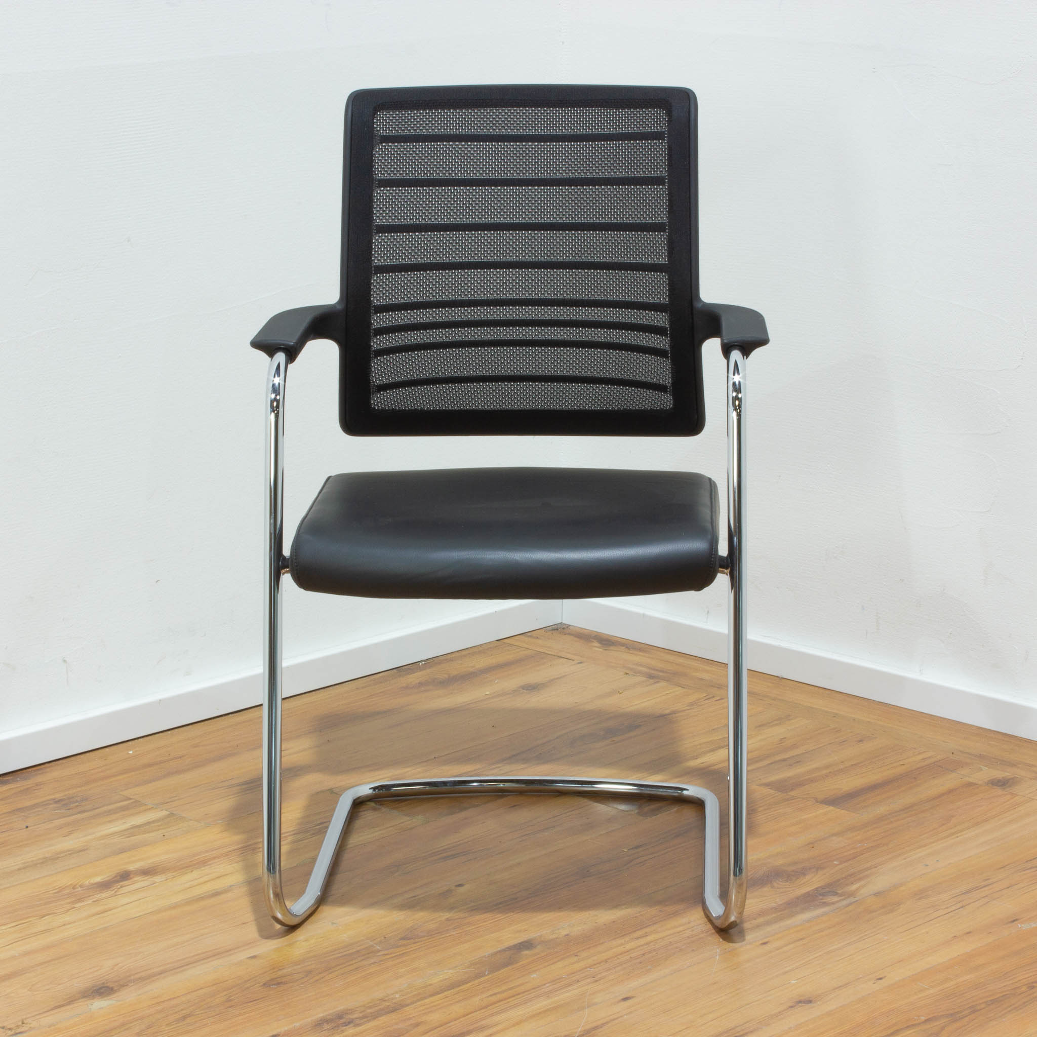 Interstuhl Konferenzstuhl - Rücken Netzteil schwarz - Sitz Leder schwarz - stapelbar