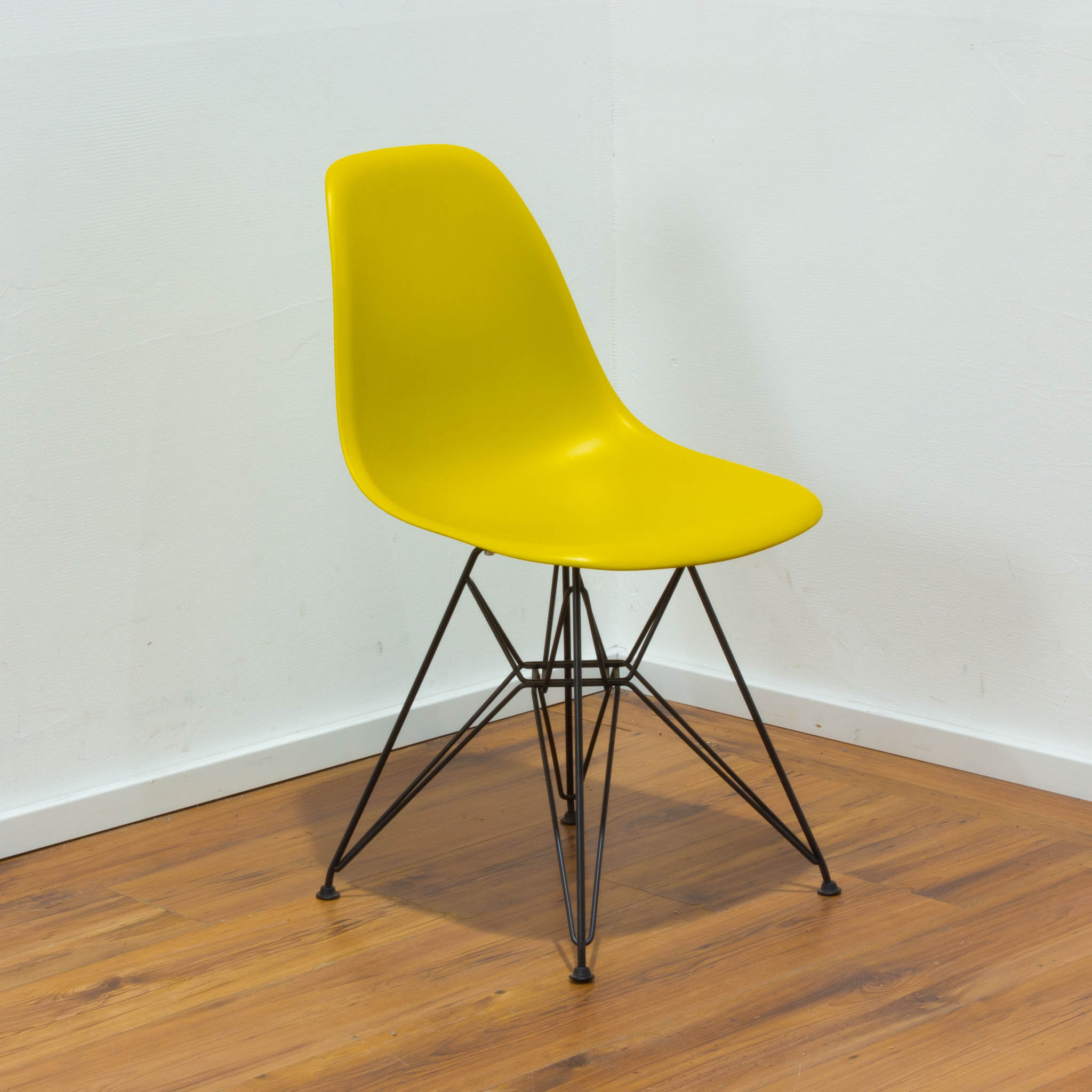 Vitra Eames Plastic Chair Besucherstuhl - gelb