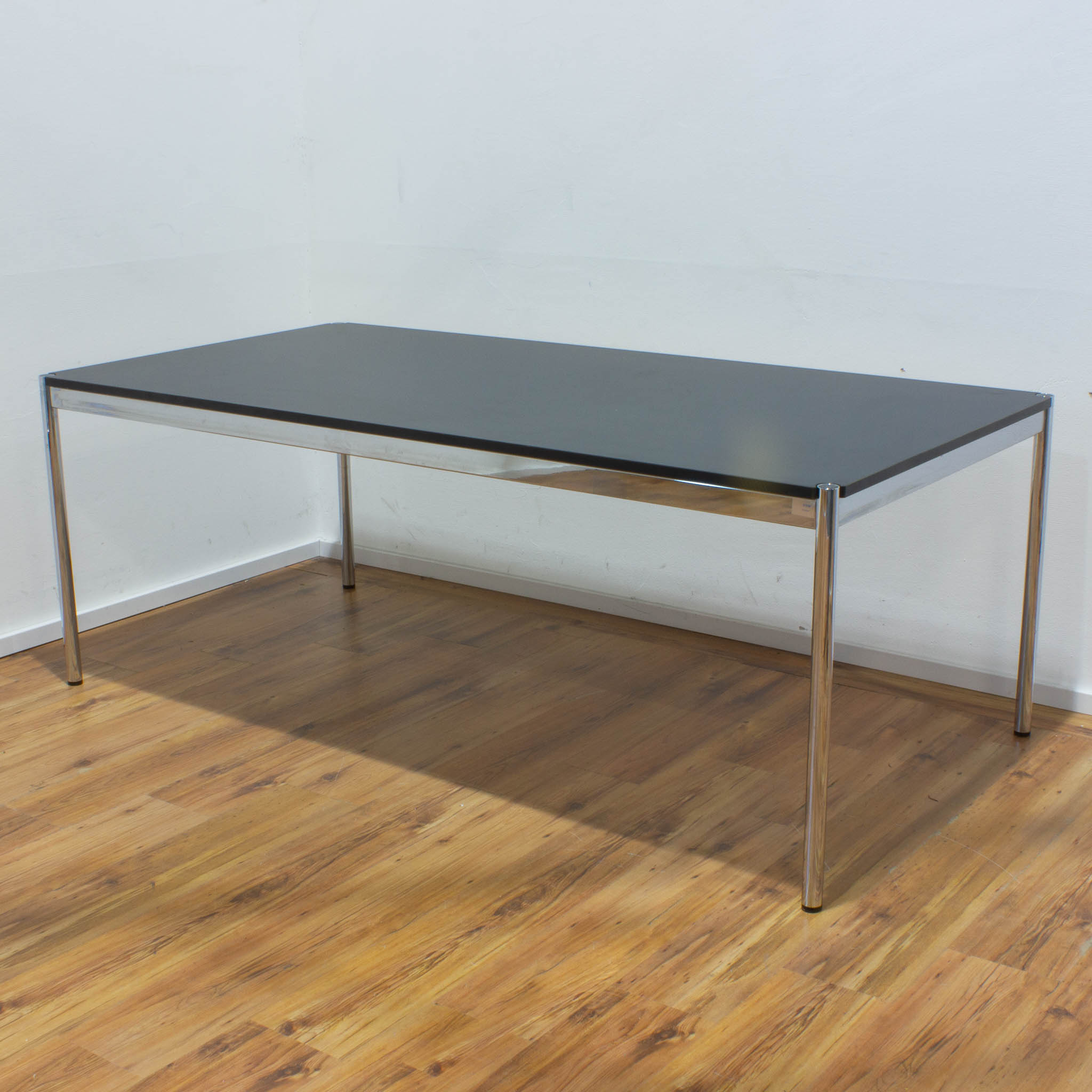 USM Haller Schreibtisch - Tischplatte schwarz - gebraucht - 200 x 100 cm 
