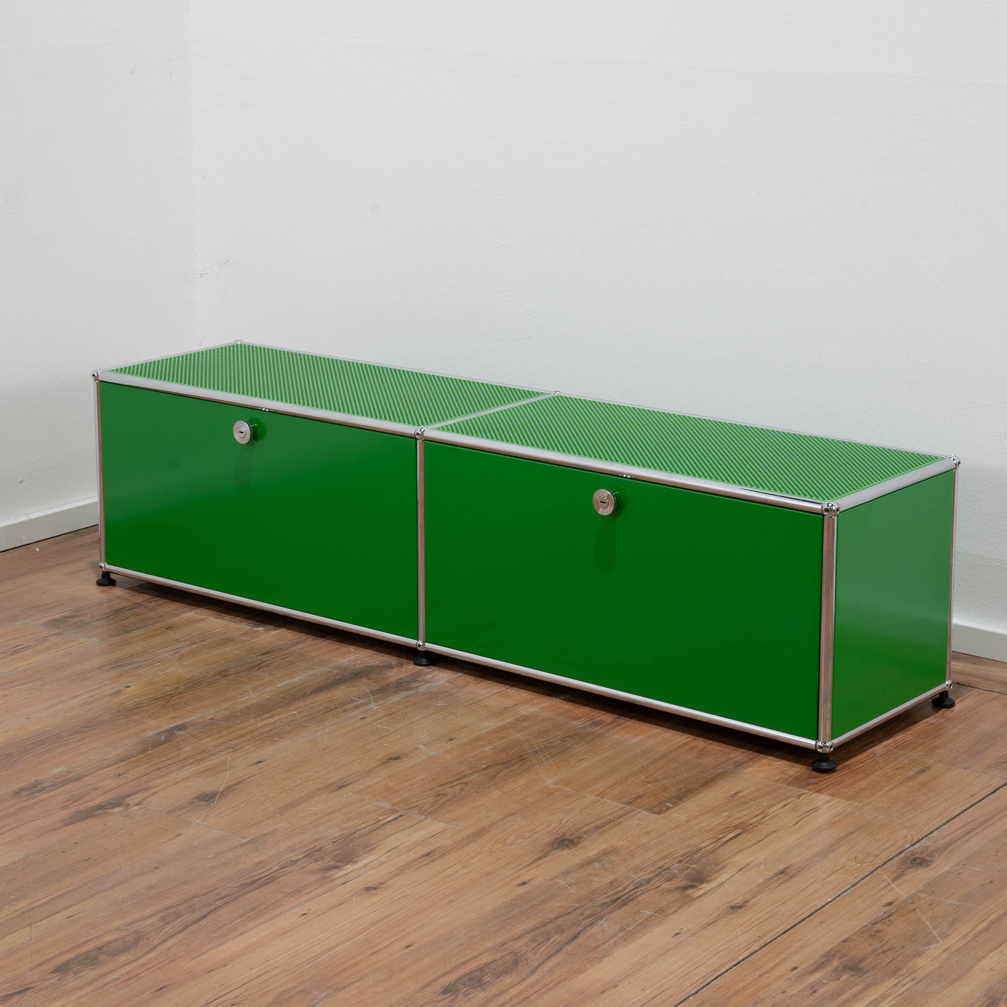USM Haller Sideboard grün - 2 Klappen - Maße: 152 x 40 x 37 cm