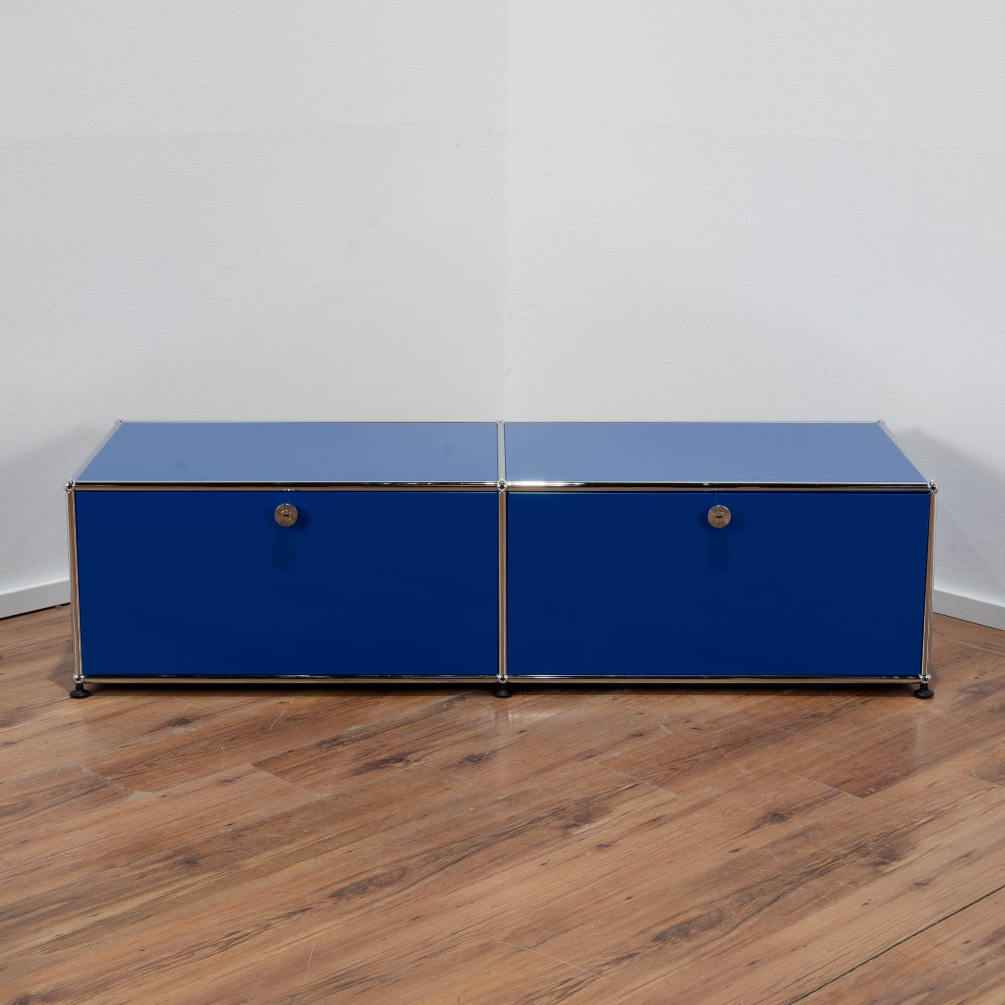 USM Haller Sideboard blau - 2 Klappen - Maße: 152 x 40 x 50 cm