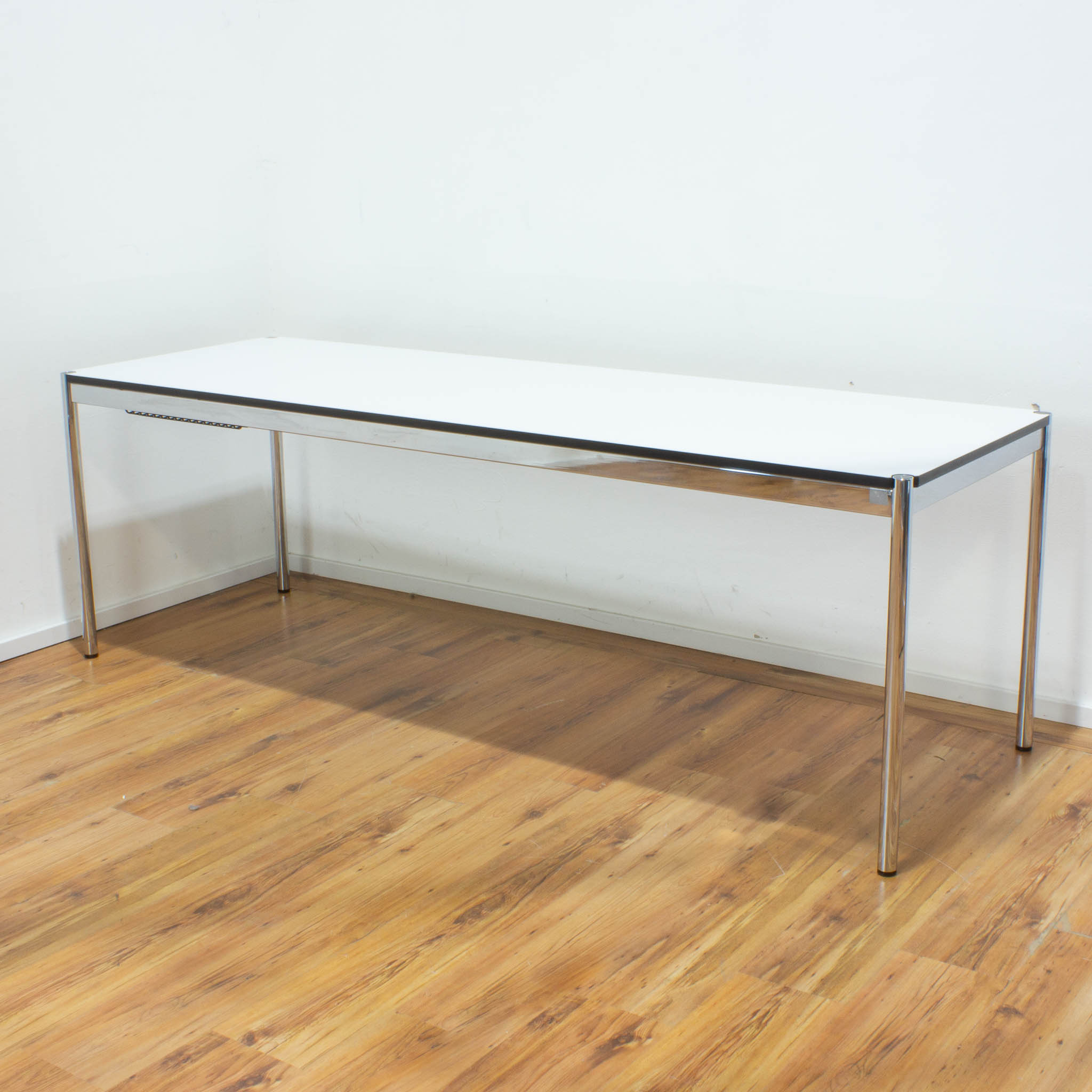 USM Haller Schreibtisch - Tischplatte weiß - 300 x 100 cm
