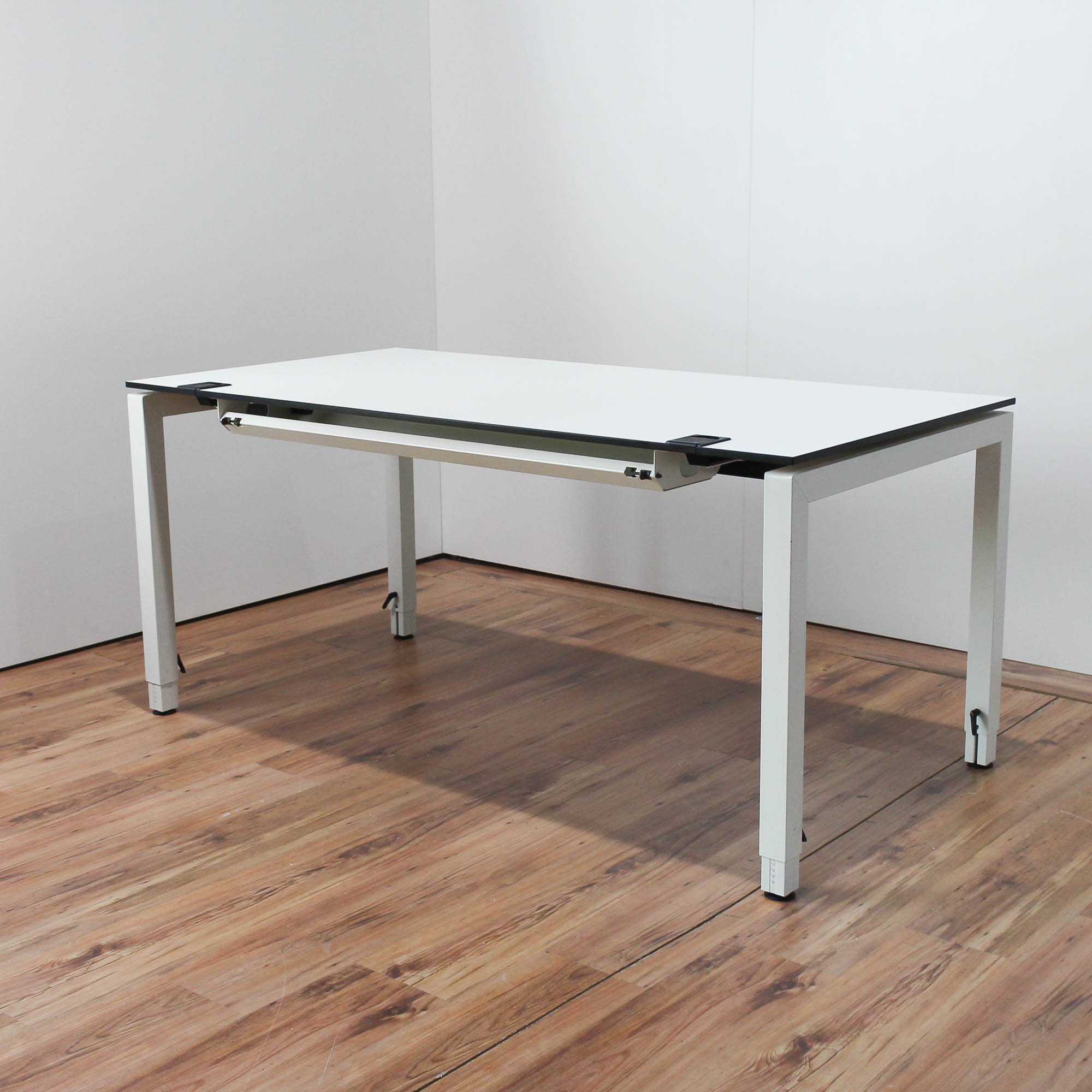 Samas Schreibtisch - 160x80cm in weiß - Tischkante schwarz - 4-Fußgestell weiß