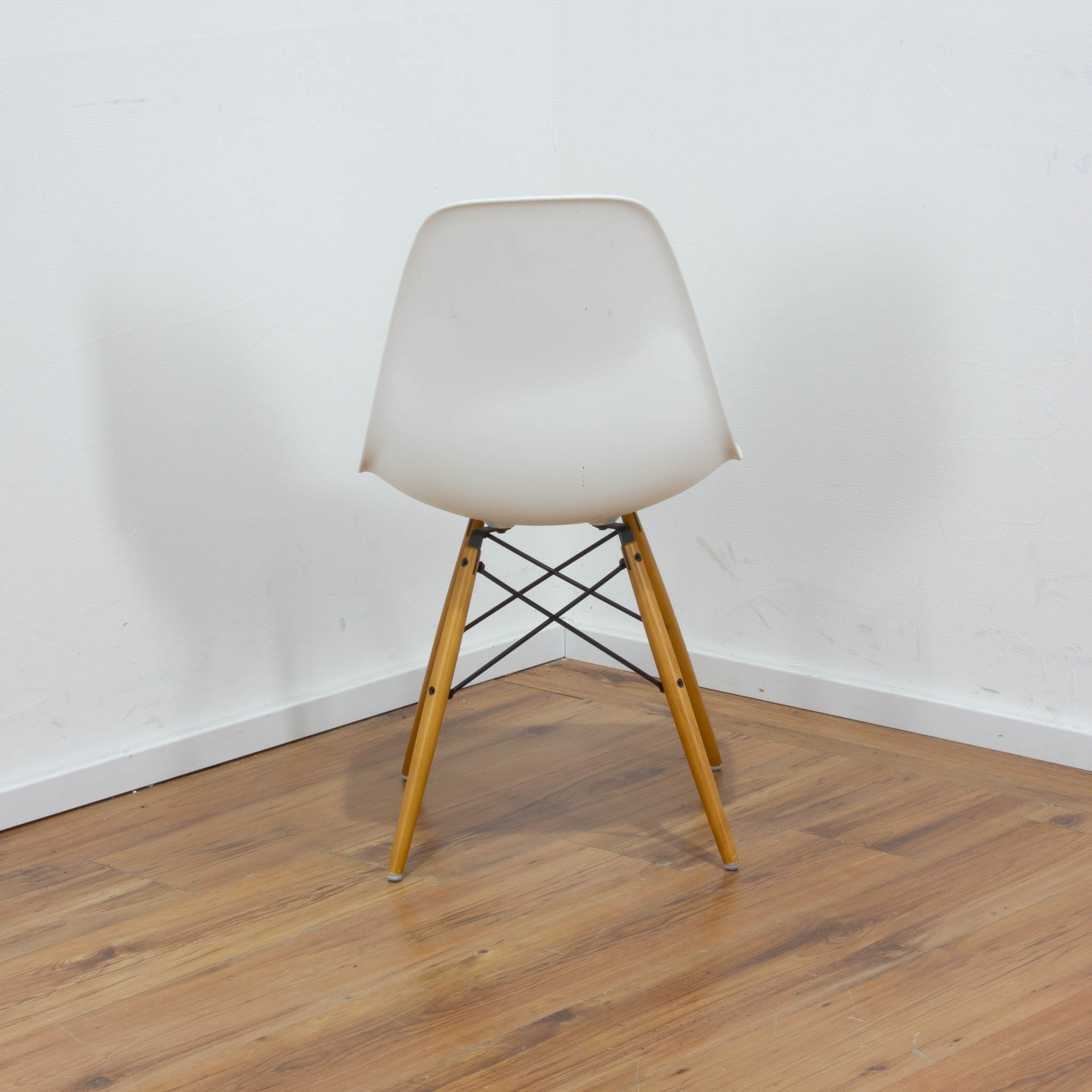 Vitra Eames Plastic Chair Besucherstuhl - weiß - mit Holzgestell 