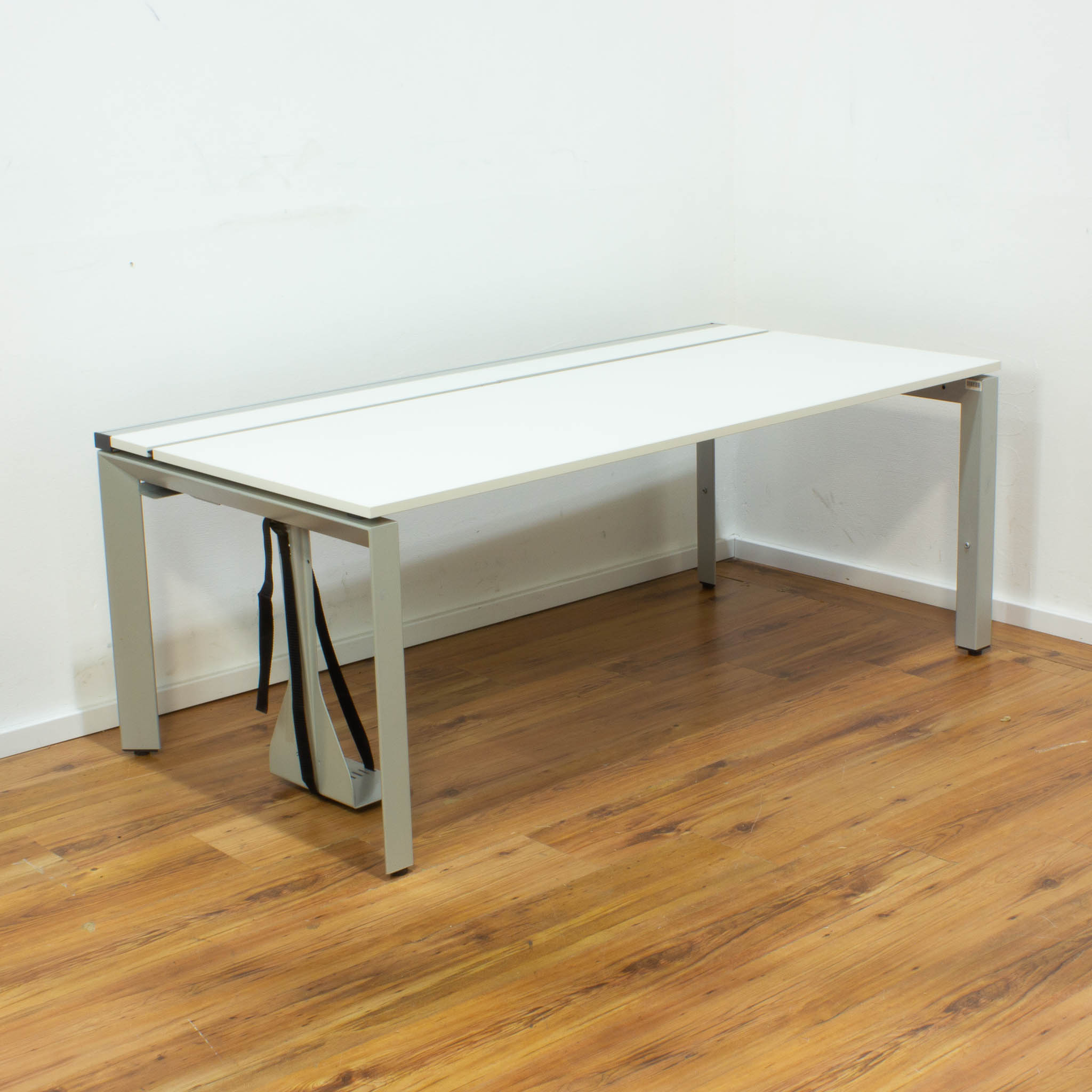 Steelcase Schreibtisch - 160 x 80 cm - Platte lichtgrau - mit Kabelkanal