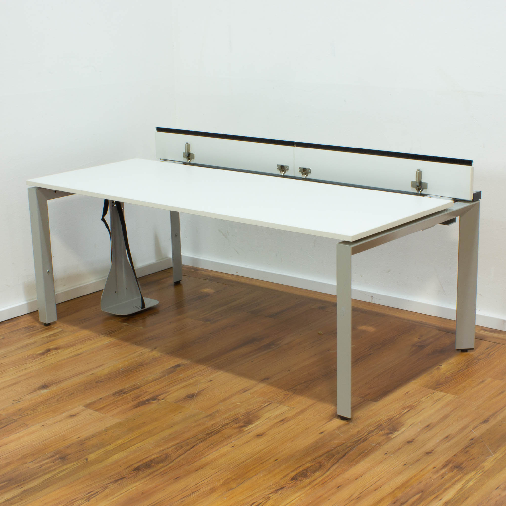 Steelcase Schreibtisch - 160 x 80 cm - Platte lichtgrau - mit Kabelkanal
