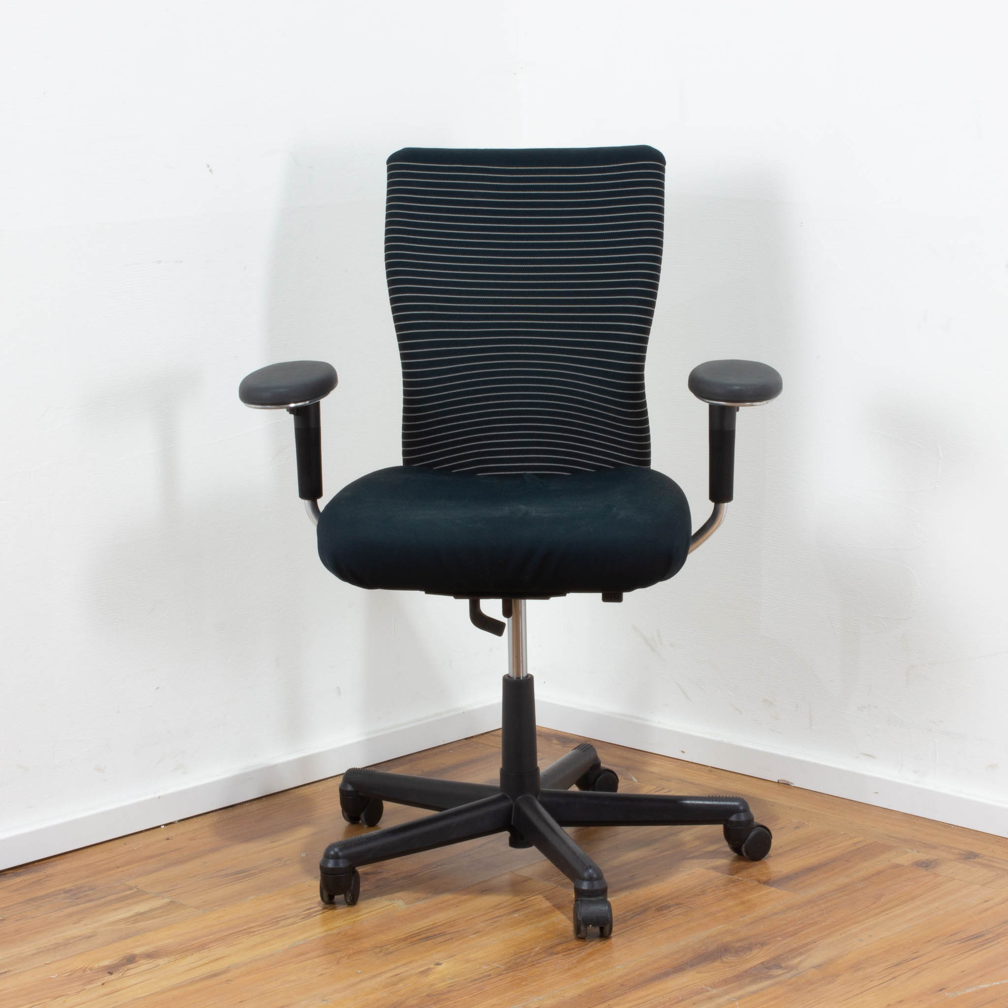 Vitra Bürodrehstuhl "T-Chair" - Stoff in schwarz - Gestell schwarz