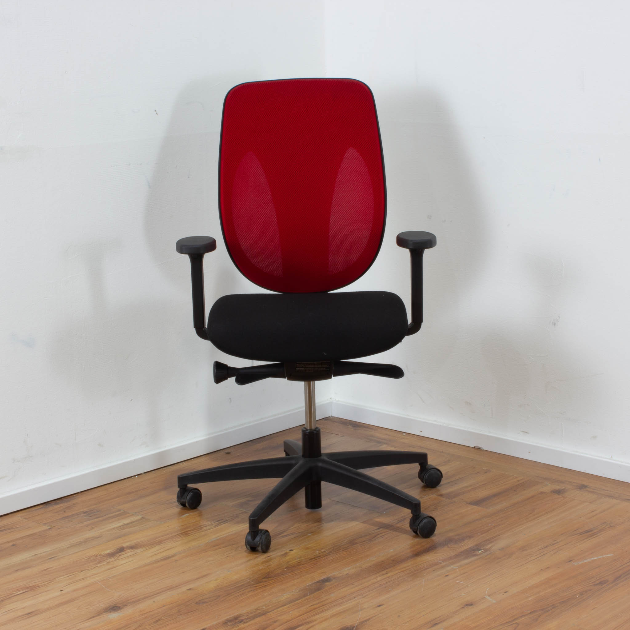 Giroflex Bürodrehstuhl Stoff schwarz - Netzrückenlehne rot 