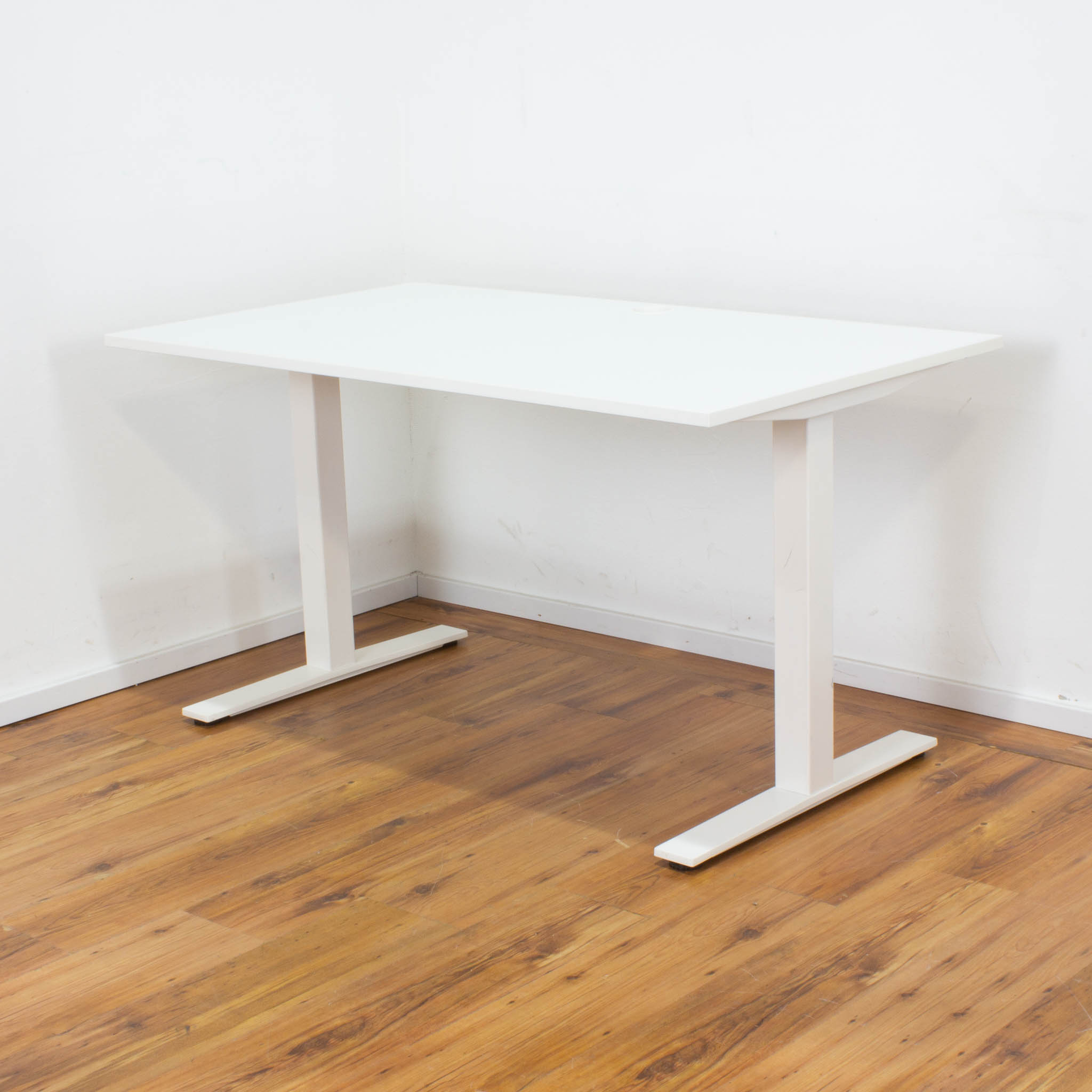 Kinnarps Schreibtisch - 140 x 80 cm - weiß