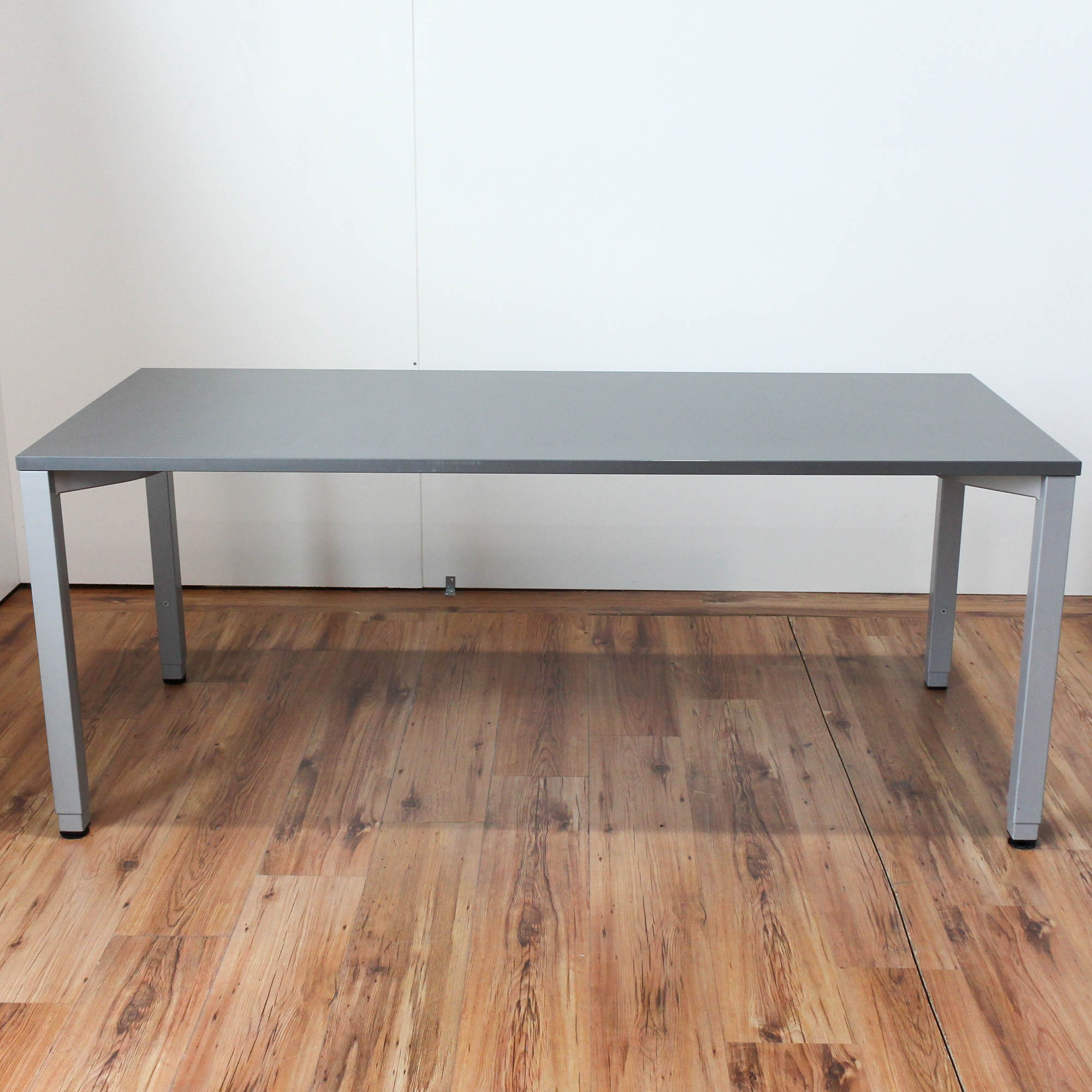 Bene Schreibtisch - 180x80cm in anthrazit - 4-Fußgestell silber