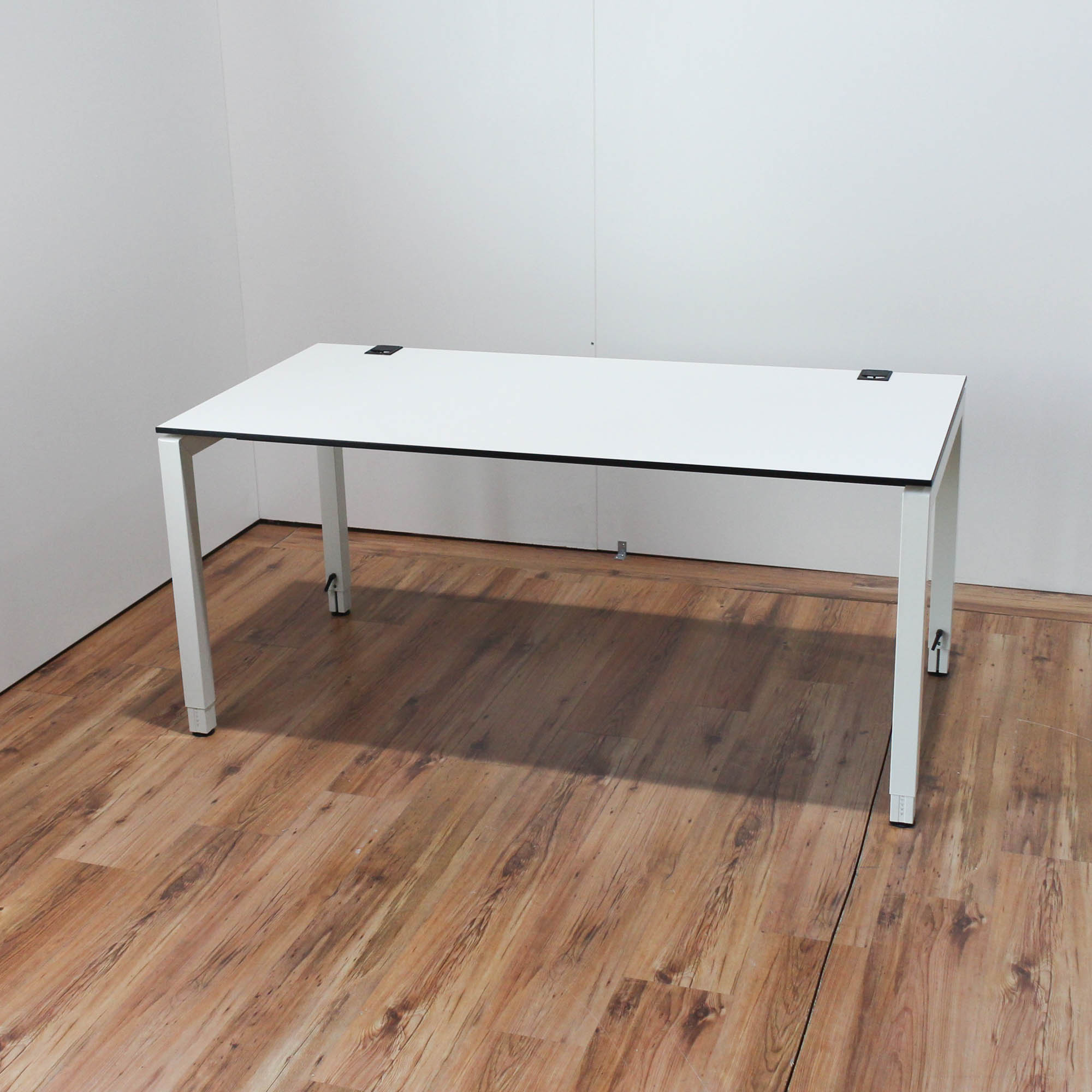 Samas Schreibtisch - 160x80cm in weiß - Tischkante schwarz - 4-Fußgestell weiß