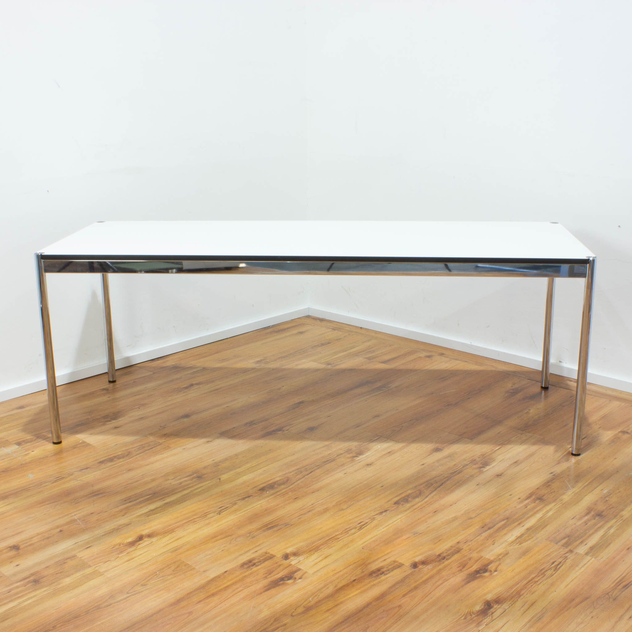 USM Haller Schreibtisch Plus 200 x 75 cm - Tischplatte weiß - Gestell 4-Fuß chrom