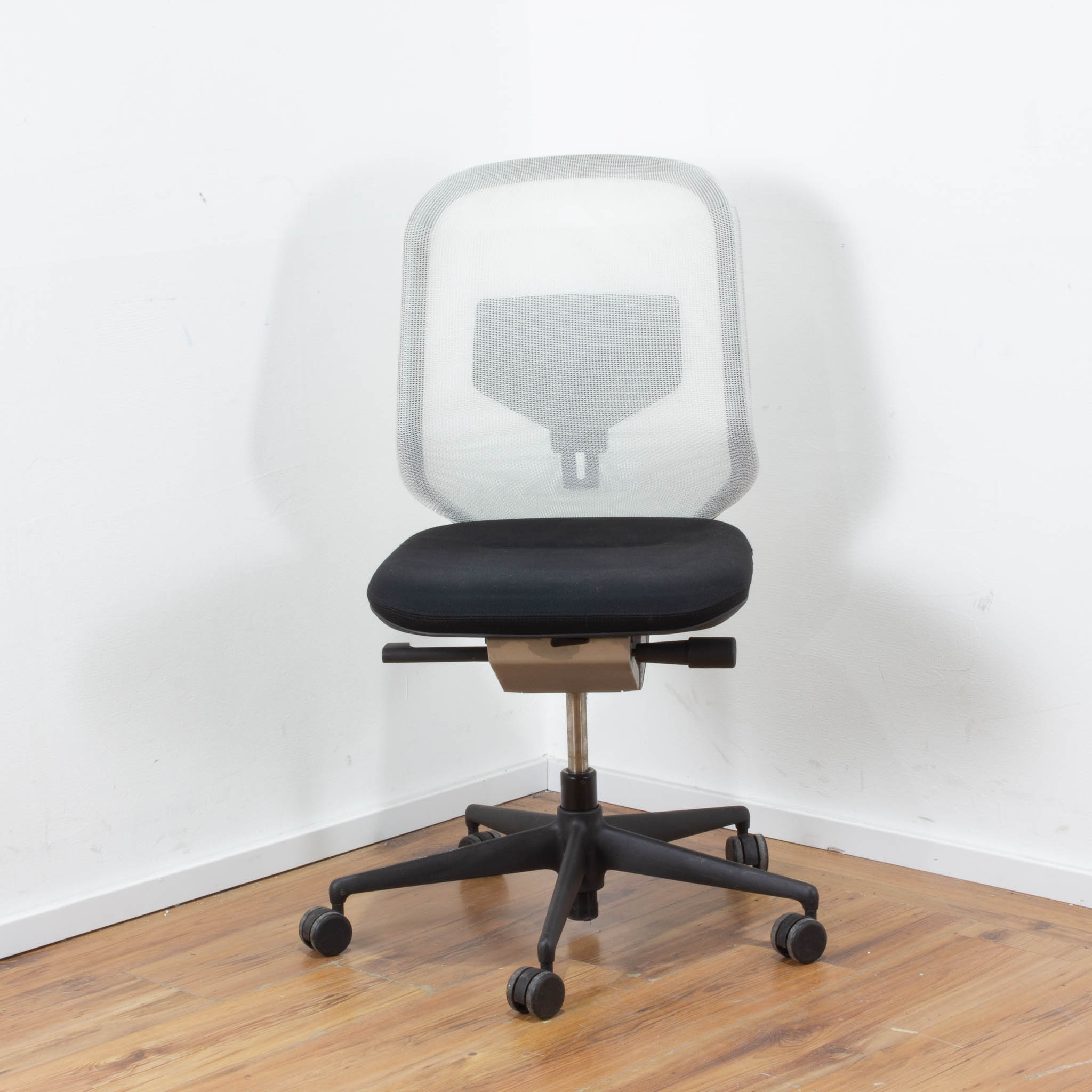 Vitra "MedaPal" Bürodrehstuhl Stoff schwarz mit weißer Netzrückenlehne 