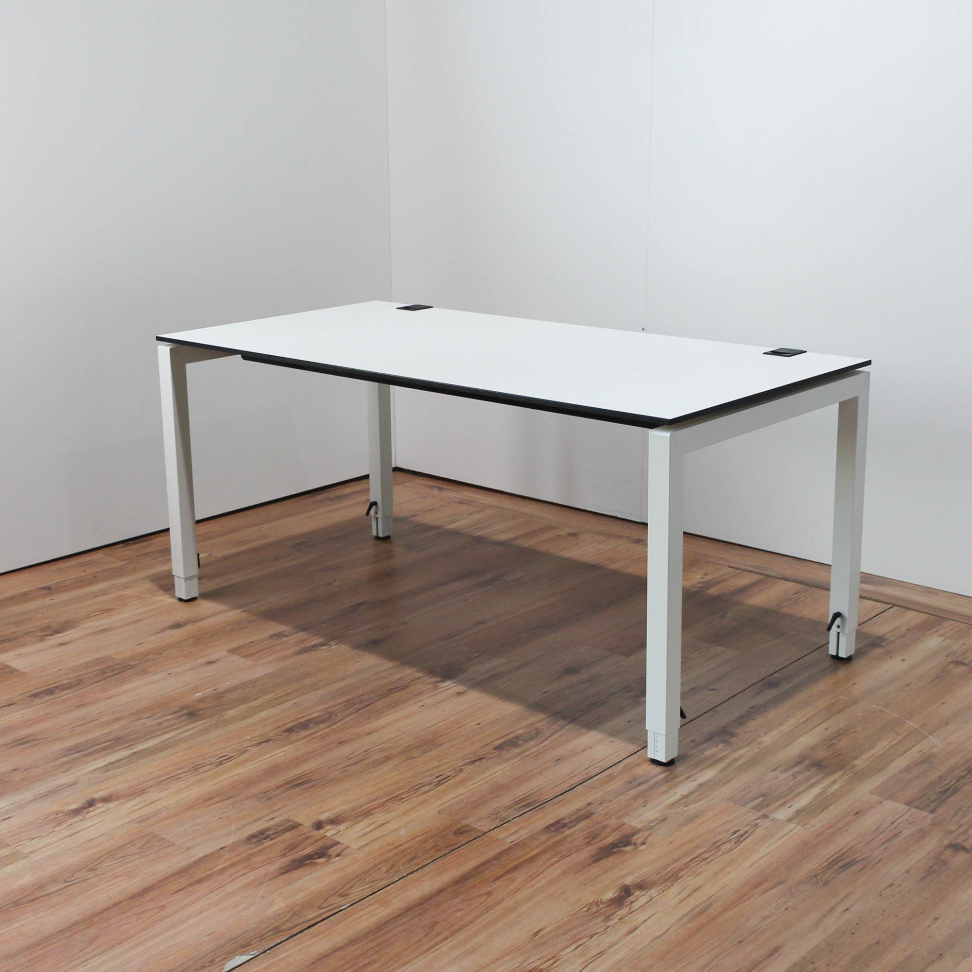Miete: Samas Schreibtisch - 160x80cm in weiß - Tischkante schwarz - 4-Fußgestell weiß 