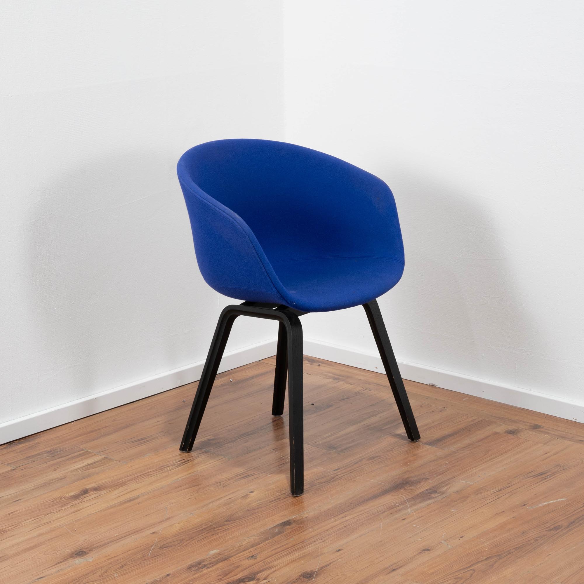 Hay "About a Chair" Besucherstuhl - Sitzschale Stoff lila - 4-Fuß Gestell Holz schwarz