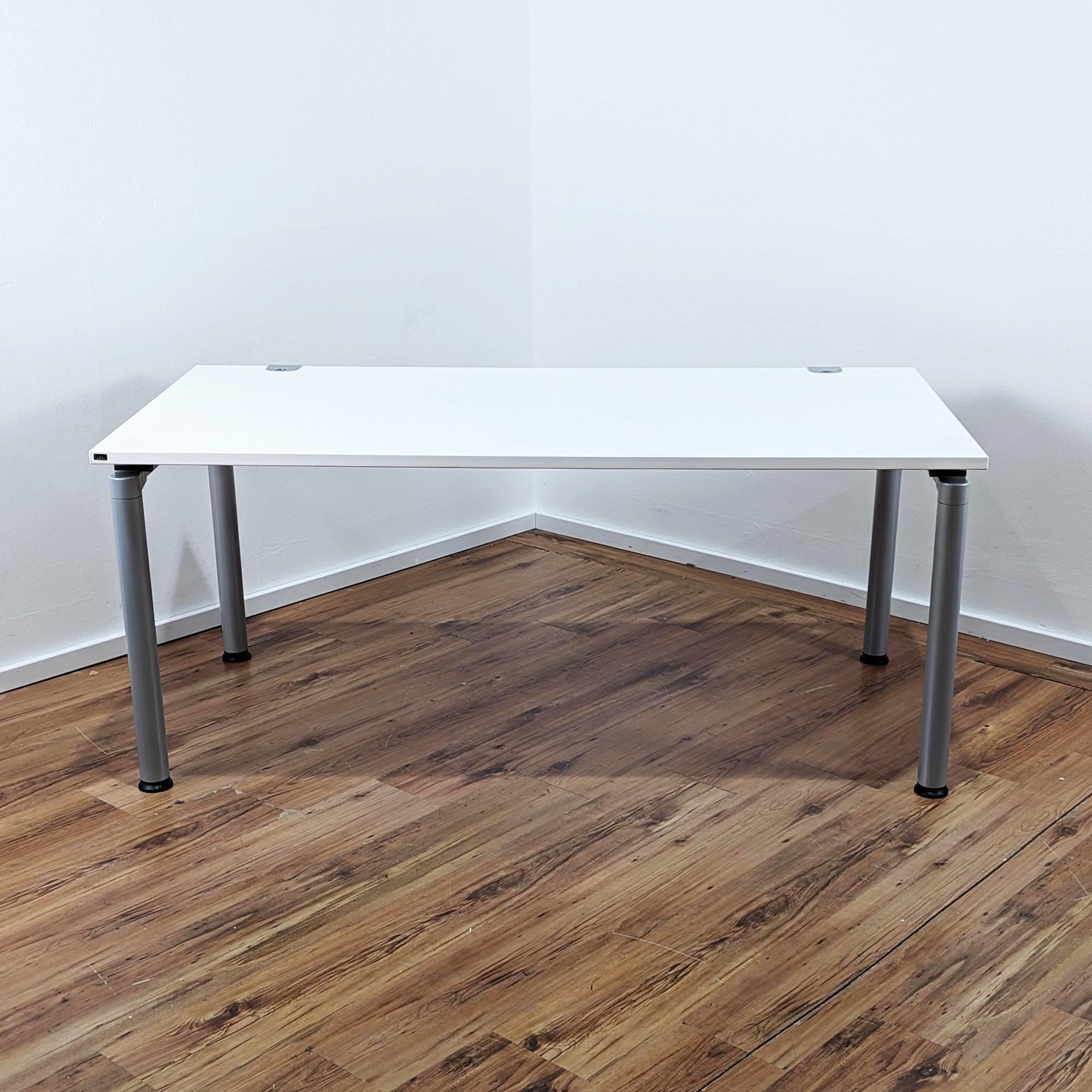 Hund Schreibtisch weiß - 160 x 80 cm - 4-Fußgestell Silber - Kabelauslässe 