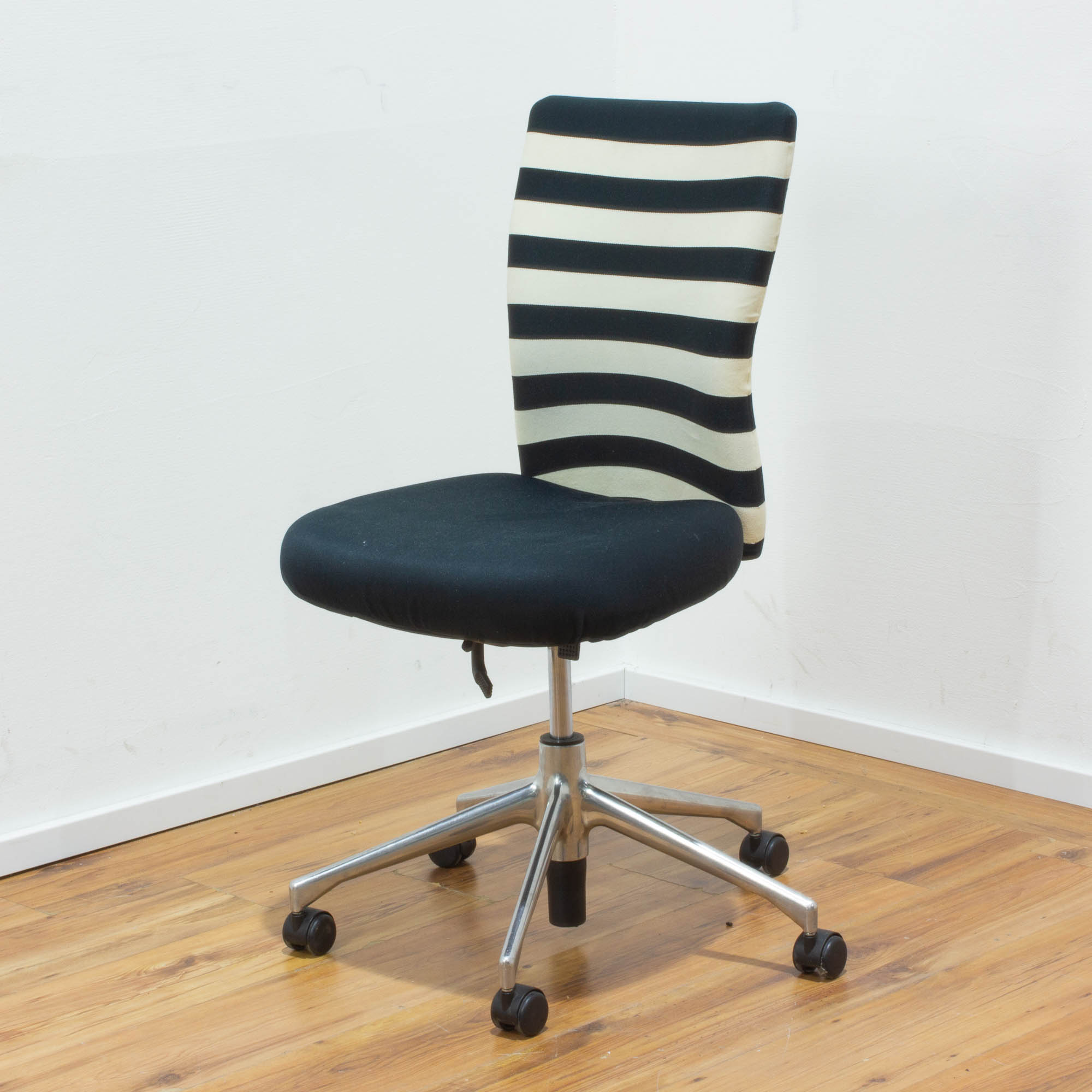 Vitra Bürodrehstuhl T-Chair schwarz/weiße Querstreifen - 5-Sternfuß schwarz