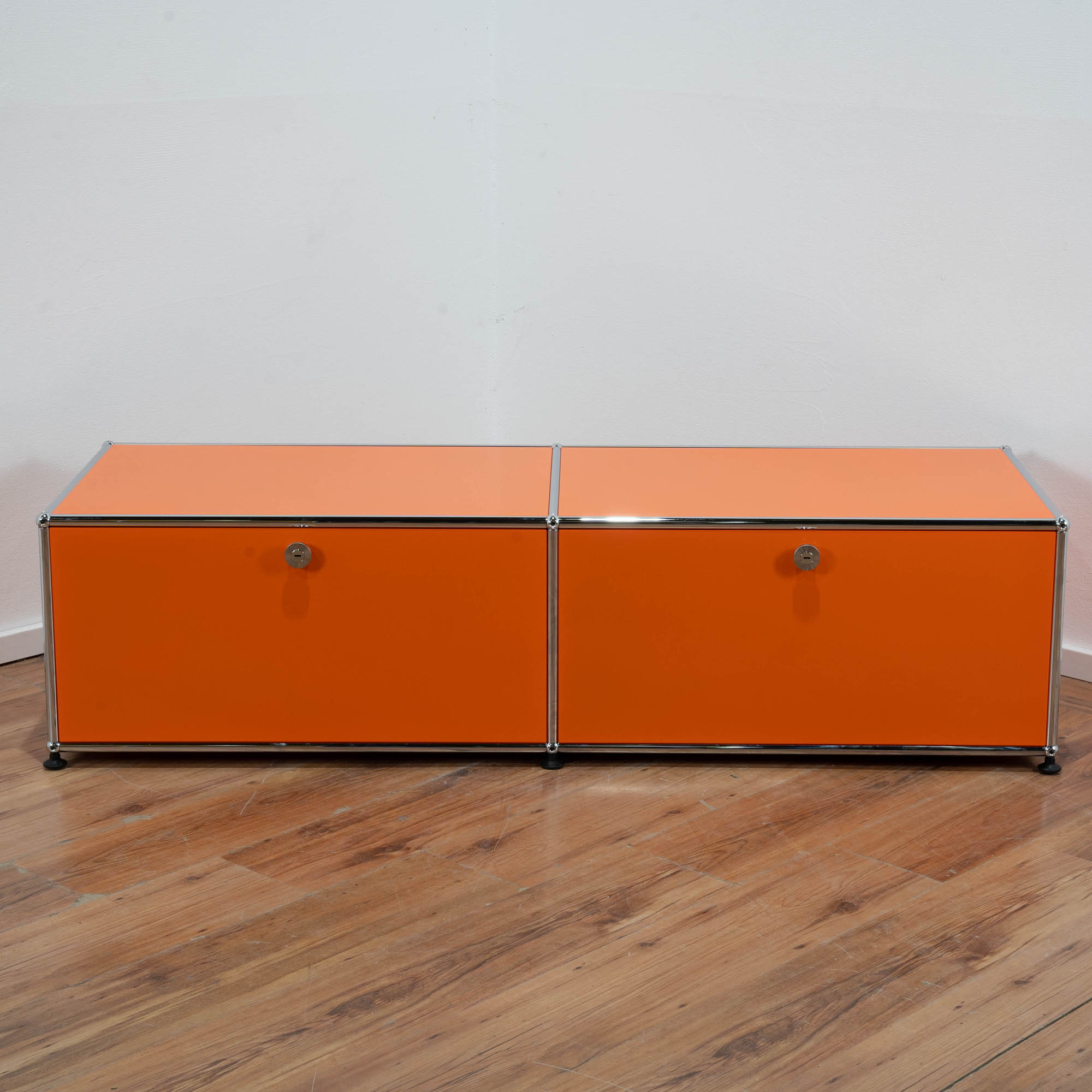 USM Haller Sideboard orange - 2 Klappen - Maße: 152 x 40 x 50 cm