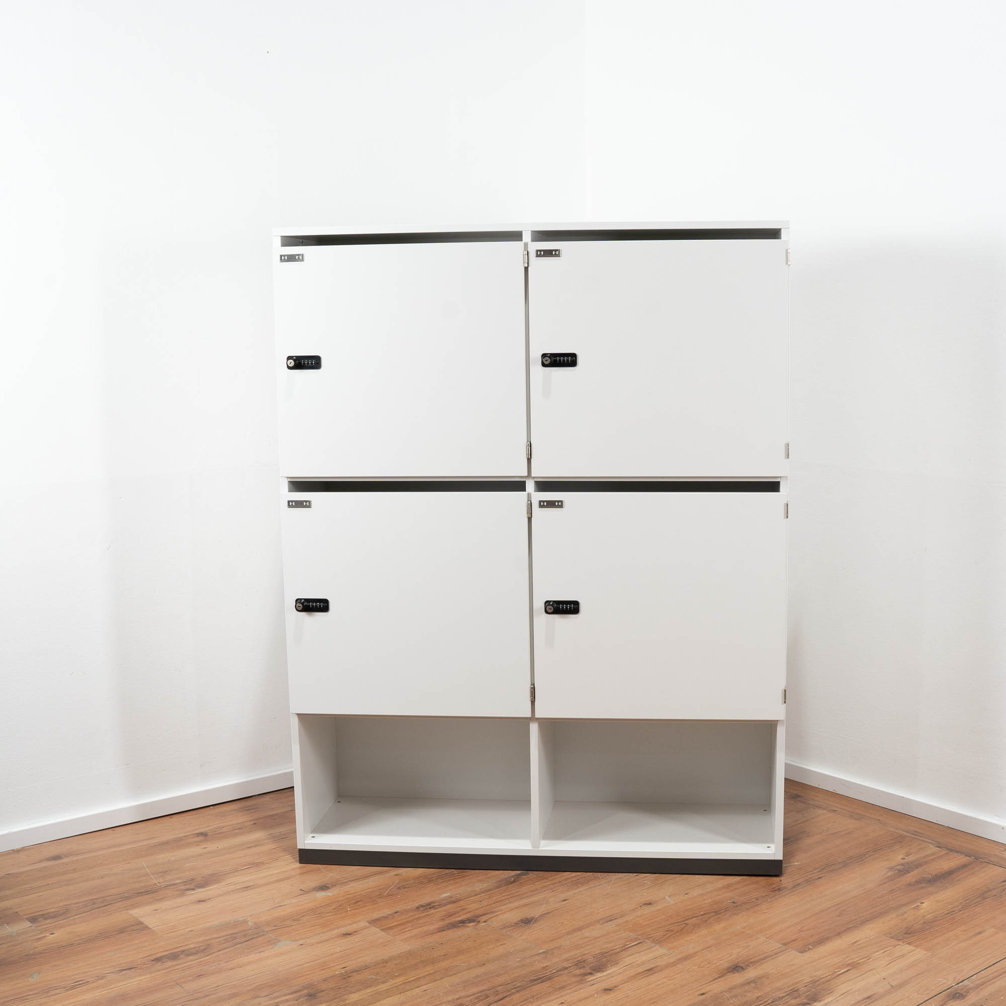 VS Möbel Schließfachschrank weiß 120 x 157 x 40 cm - 4 Türen - 2 Fächer offen - Zahlenschloss