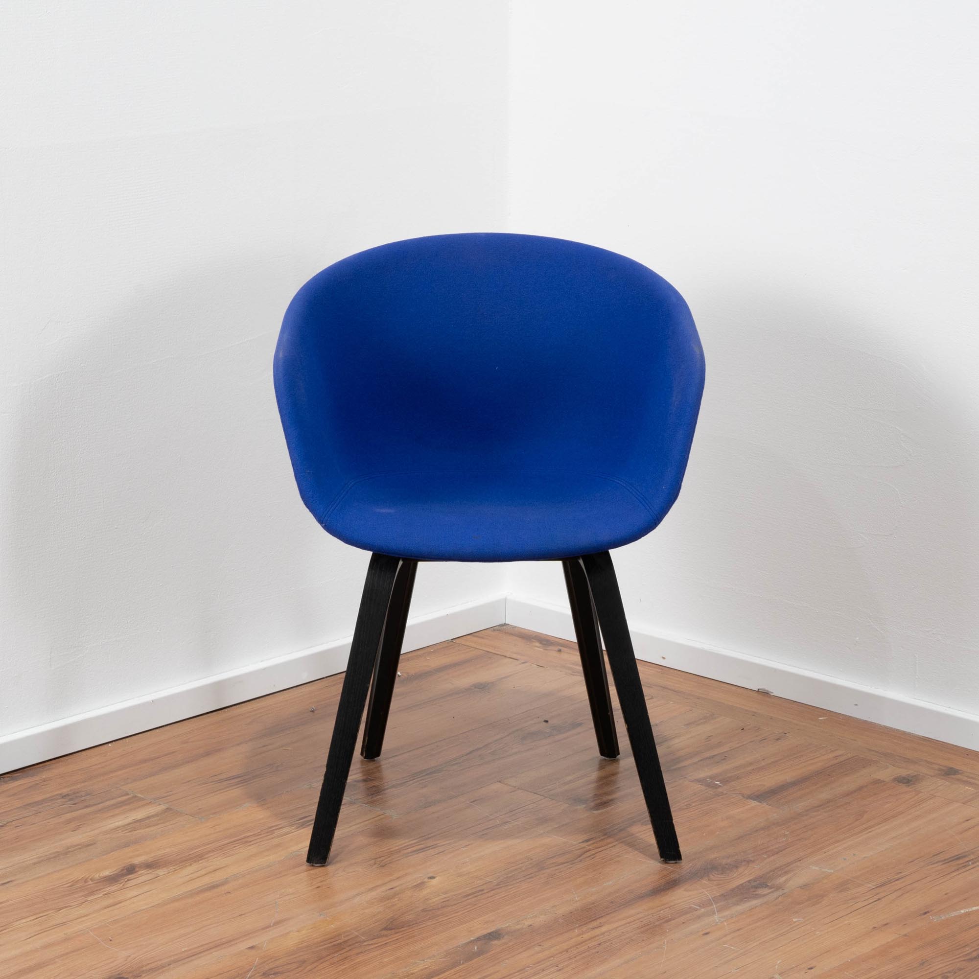 Hay "About a Chair" Besucherstuhl - Sitzschale Stoff lila - 4-Fuß Gestell Holz schwarz