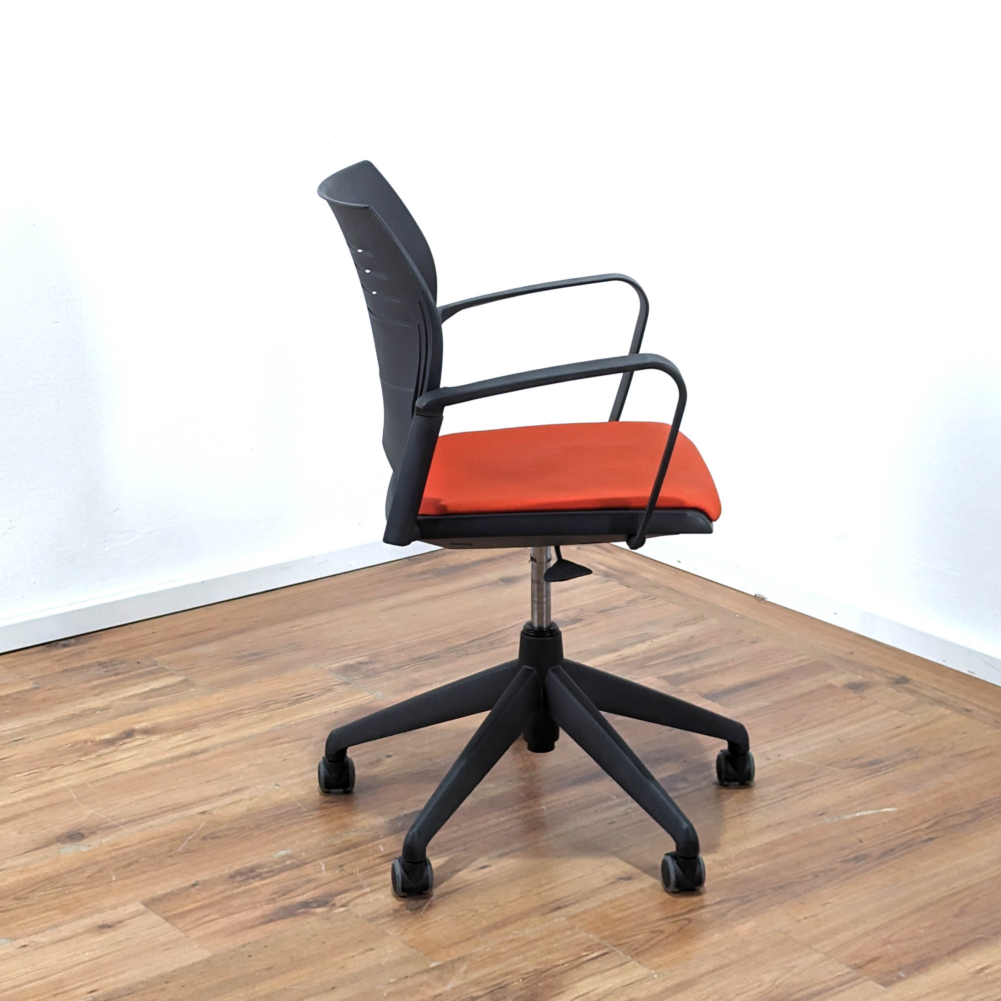 Konferenzstuhl "A-Spacio" auf Rollen - höhenverstellbar - Sitzpolster Stoff rot - Gestell schwarz - Armlehnen - Rückenlehne mit Belüftungsschlitzen