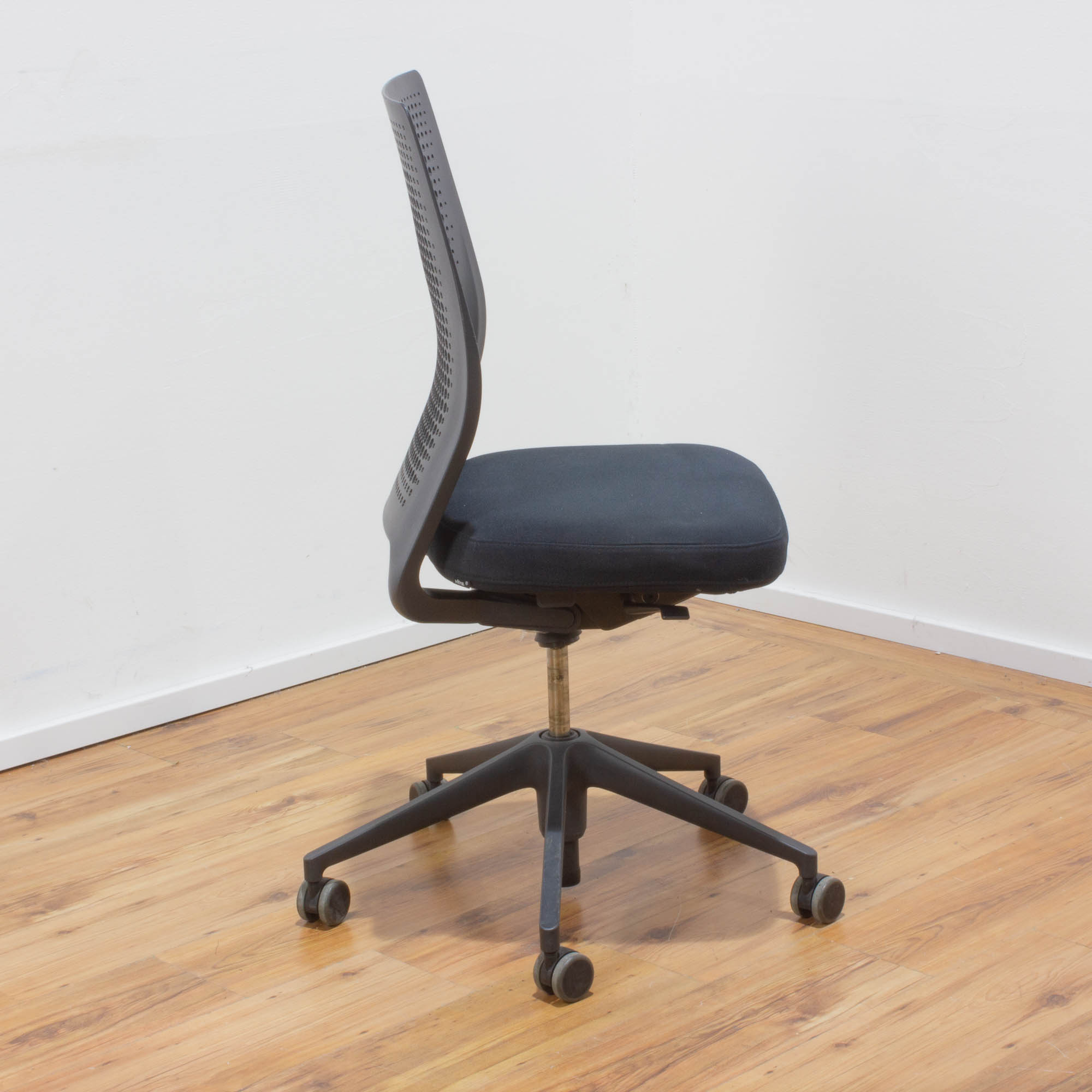 Vitra ID Chair  Bürodrehstuhl Stoff schwarz - Rückenlehne schwarz - ohne Armlehnen