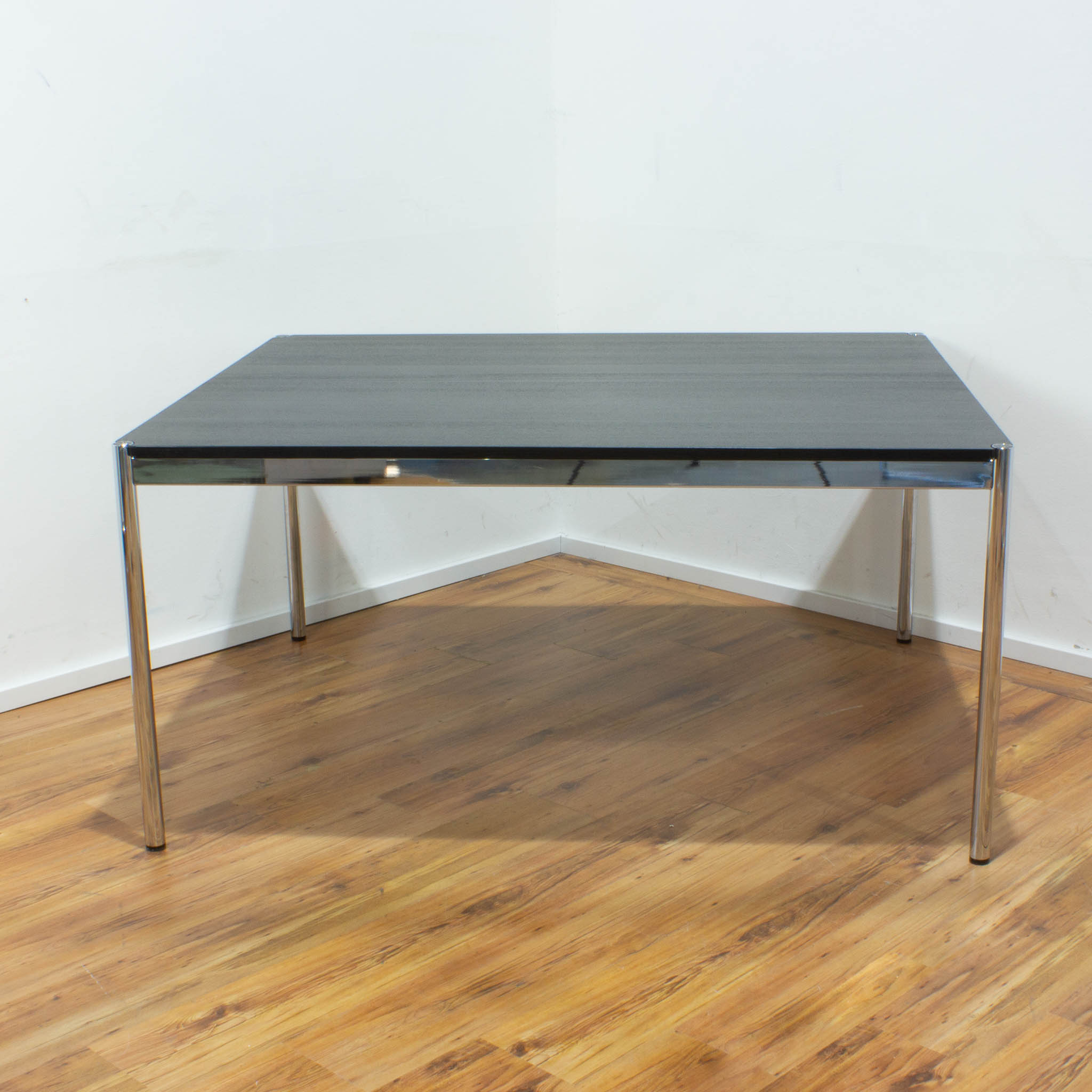 USM Haller Schreibtisch - Tischplatte esche schwarz- gebraucht - 150 x 125 cm 