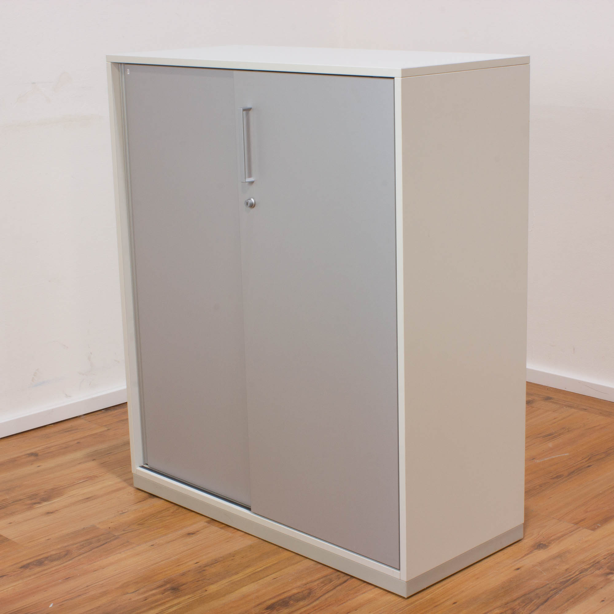 Steelcase Sideboard 3OH - Korpus weiß - Schiebetüren silber 100 cm breit