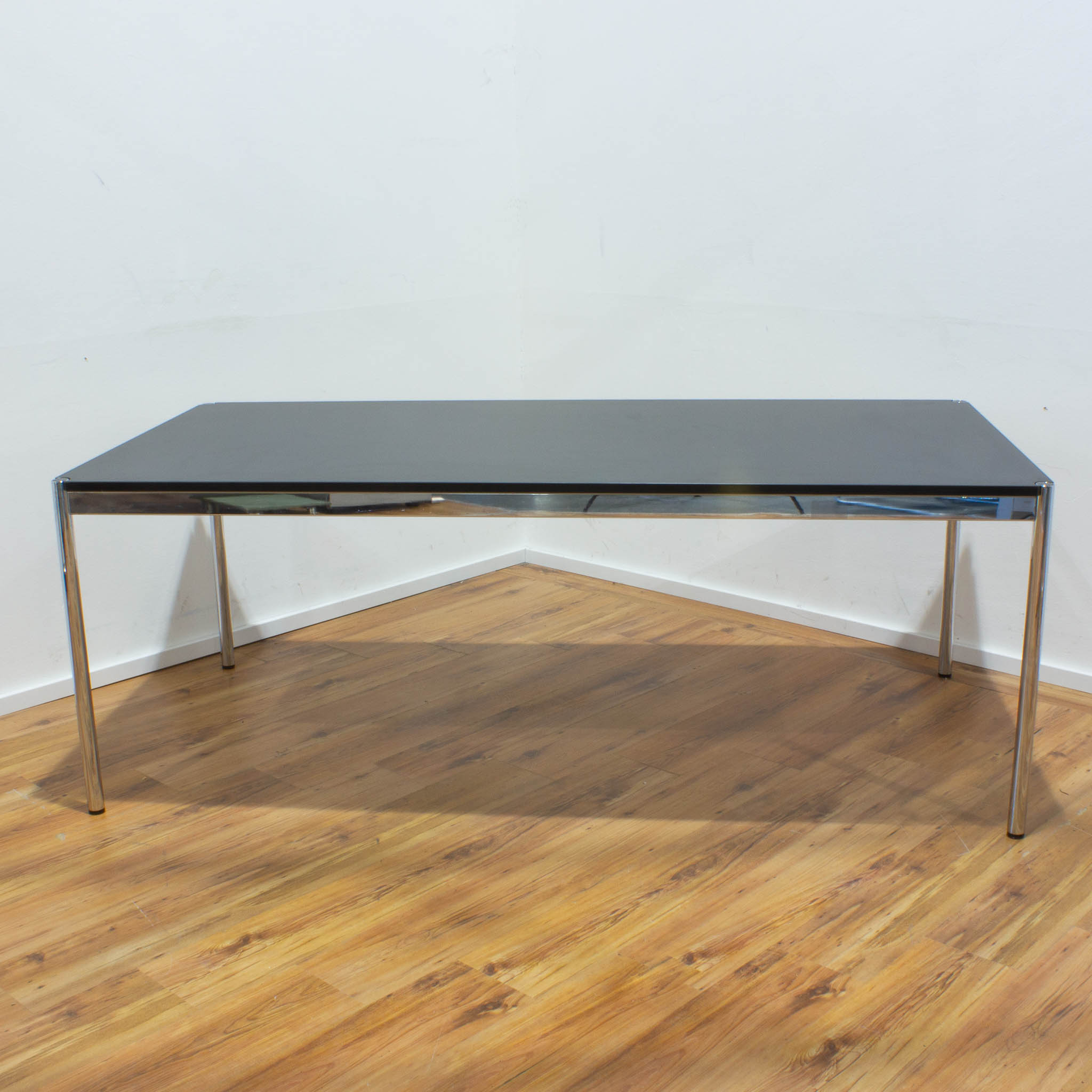 USM Haller Schreibtisch - Tischplatte schwarz - gebraucht - 200 x 100 cm 