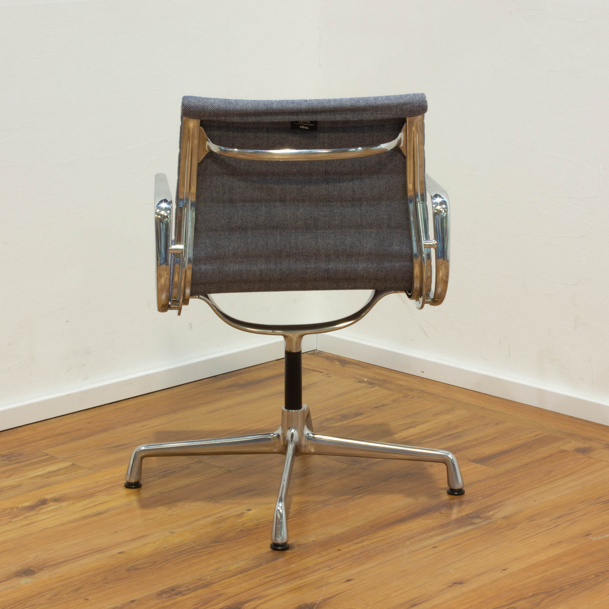 Vitra Eames Alu Chair EA 108 Konferenzstuhl - Hopsak grau-blau - mit Armlehnen