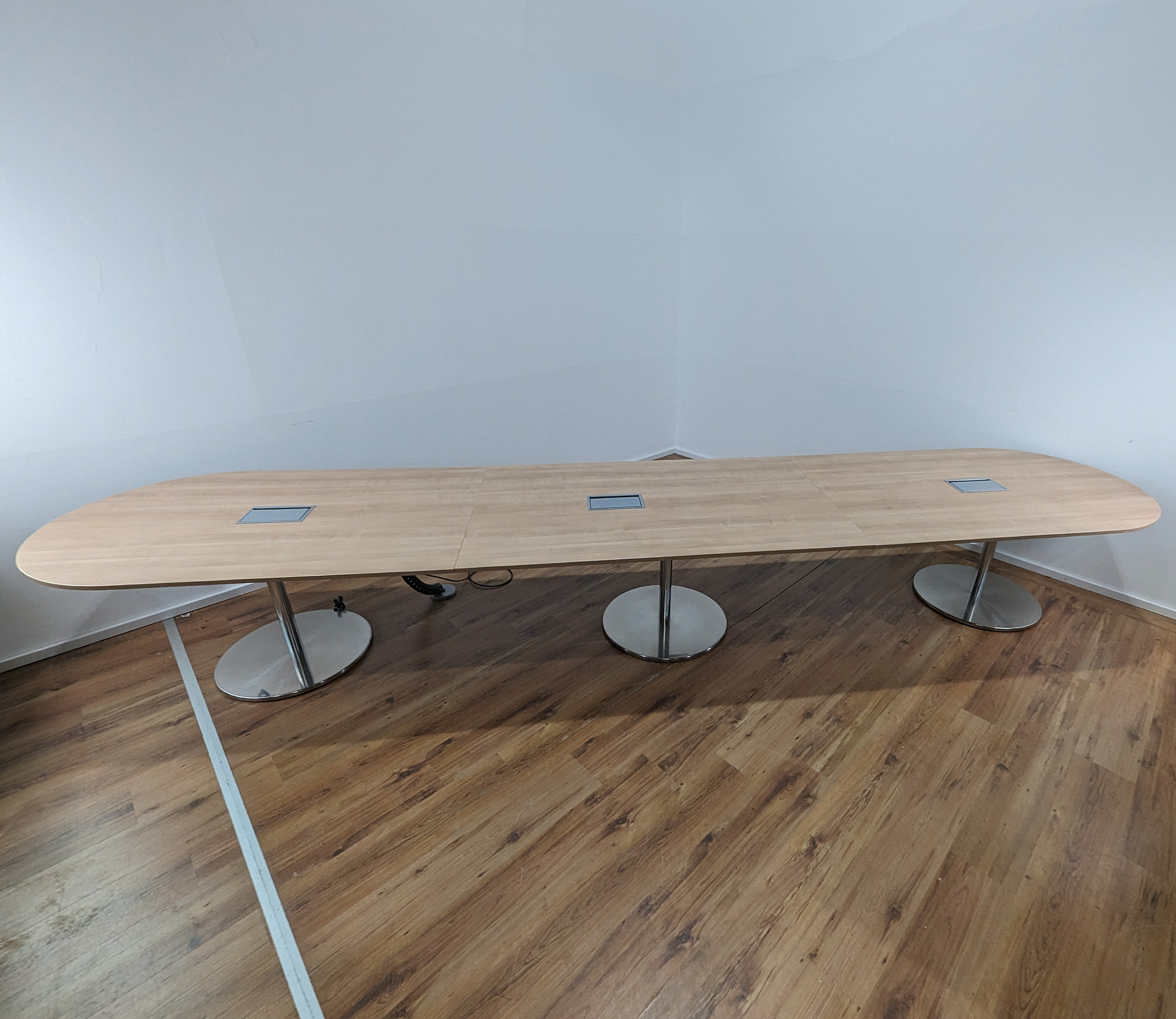 Konferenztisch Ahorn 480 x 100 cm - 3x Netzwerk Ports - 3x Tellerfuß - 3-teilige Tischplatte