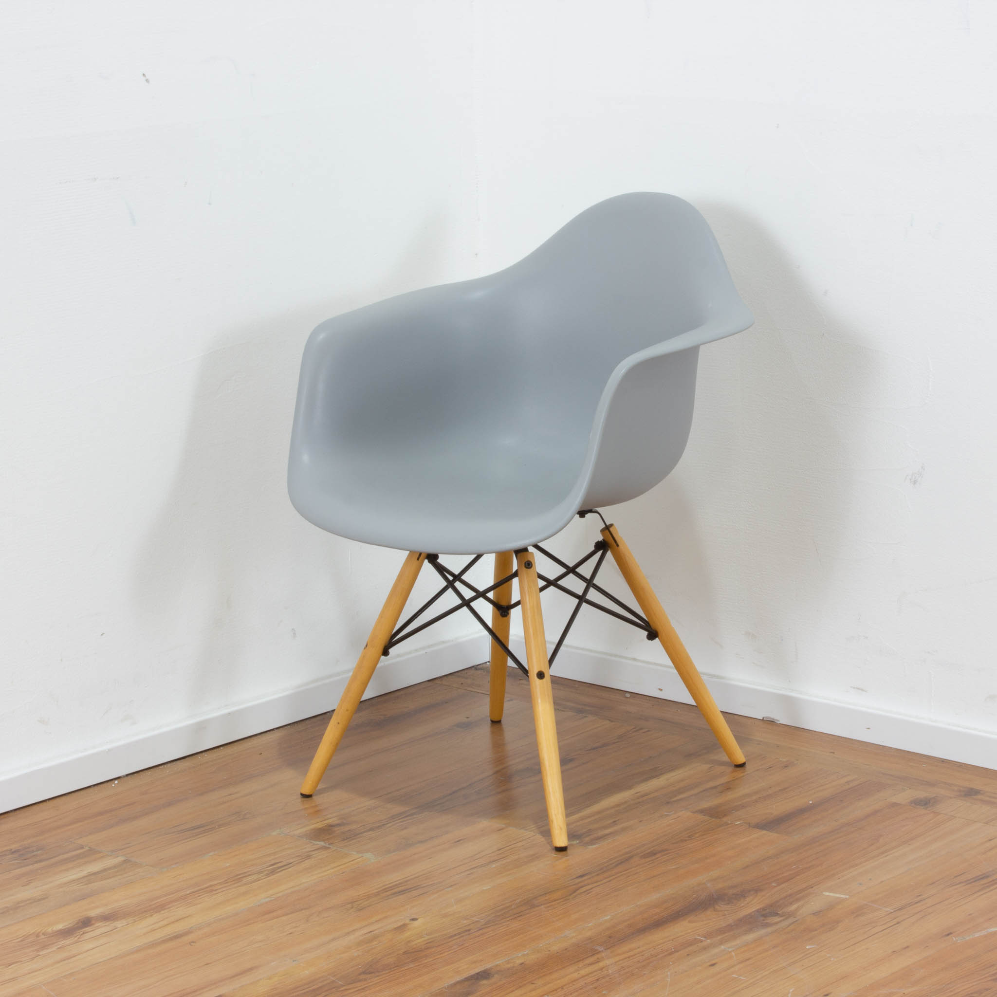 Schalensitz Stuhl Kunststoff grau - mit Armlehnen - 4-Fußgestell Buche 