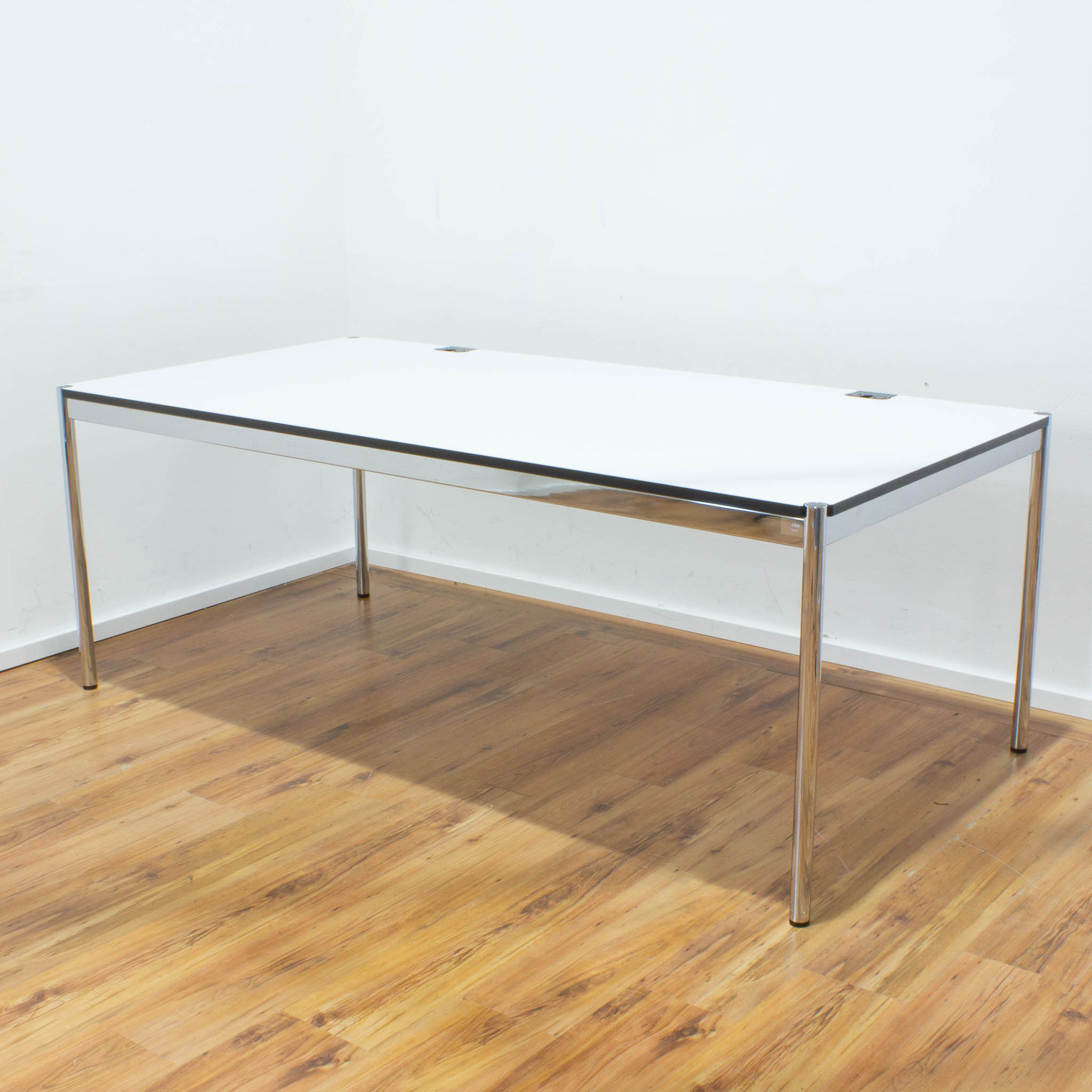 USM Haller Schreibtisch plus - Tischplatte weiß mit Kabeldurchlass - gebraucht - 200 x 100 cm 